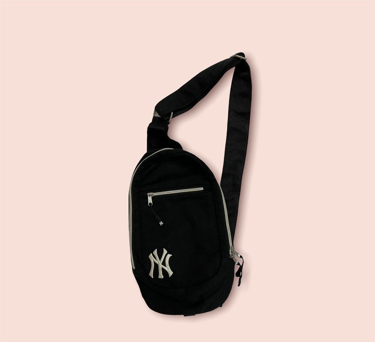 MLB × New York Yankees Y2k NY YANKEES BODYBAG MLB ORIGINAL MERCHANDISE Size ONE SIZE - 3 Thumbnail