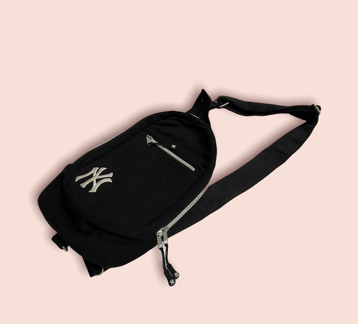 MLB × New York Yankees Y2k NY YANKEES BODYBAG MLB ORIGINAL MERCHANDISE Size ONE SIZE - 2 Thumbnail