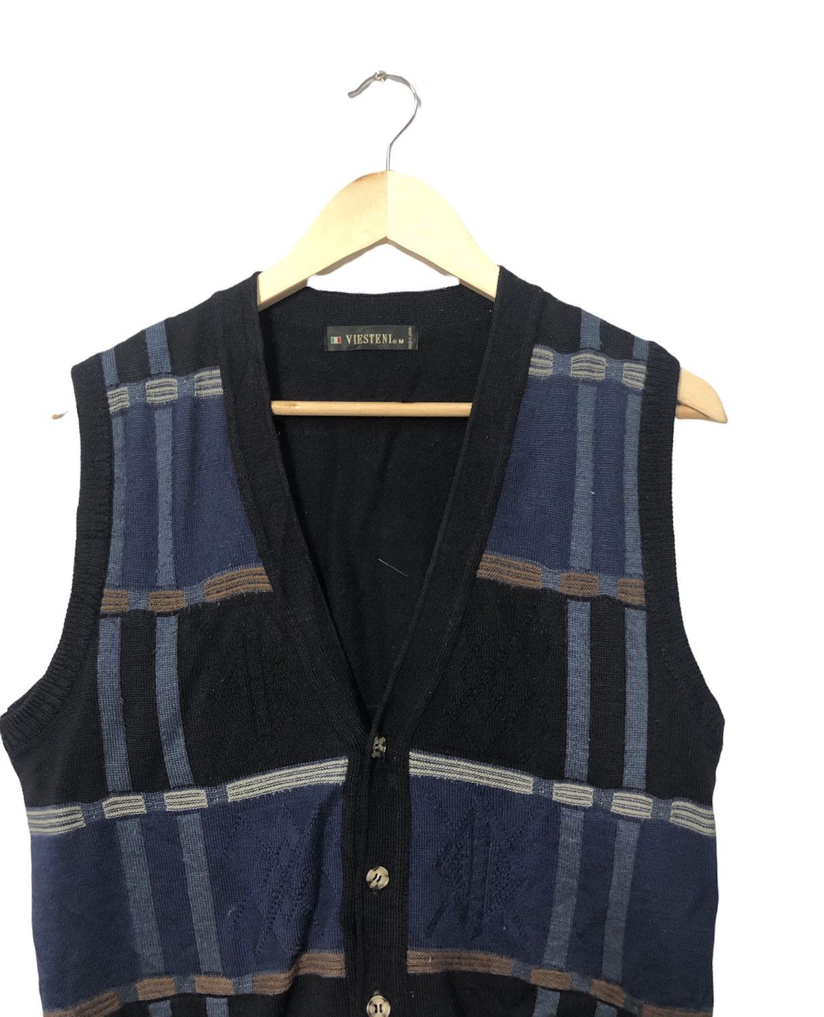 Aran Isles Knitwear Vintage Viesteni Knitwear Cardigan Vest Made in Japan Size US S / EU 44-46 / 1 - 3 Thumbnail