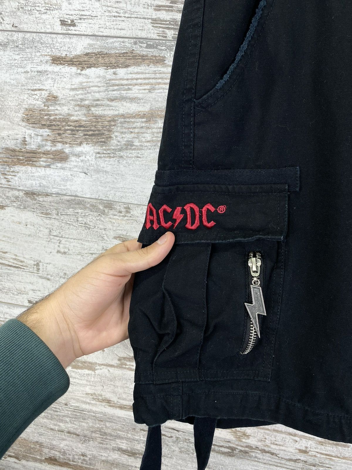 AC/DC × Band Tees × Vintage Mens Vintage AC DC cargo rock band Shorts tee T-shirt rare Size US 30 / EU 46 - 4 Thumbnail