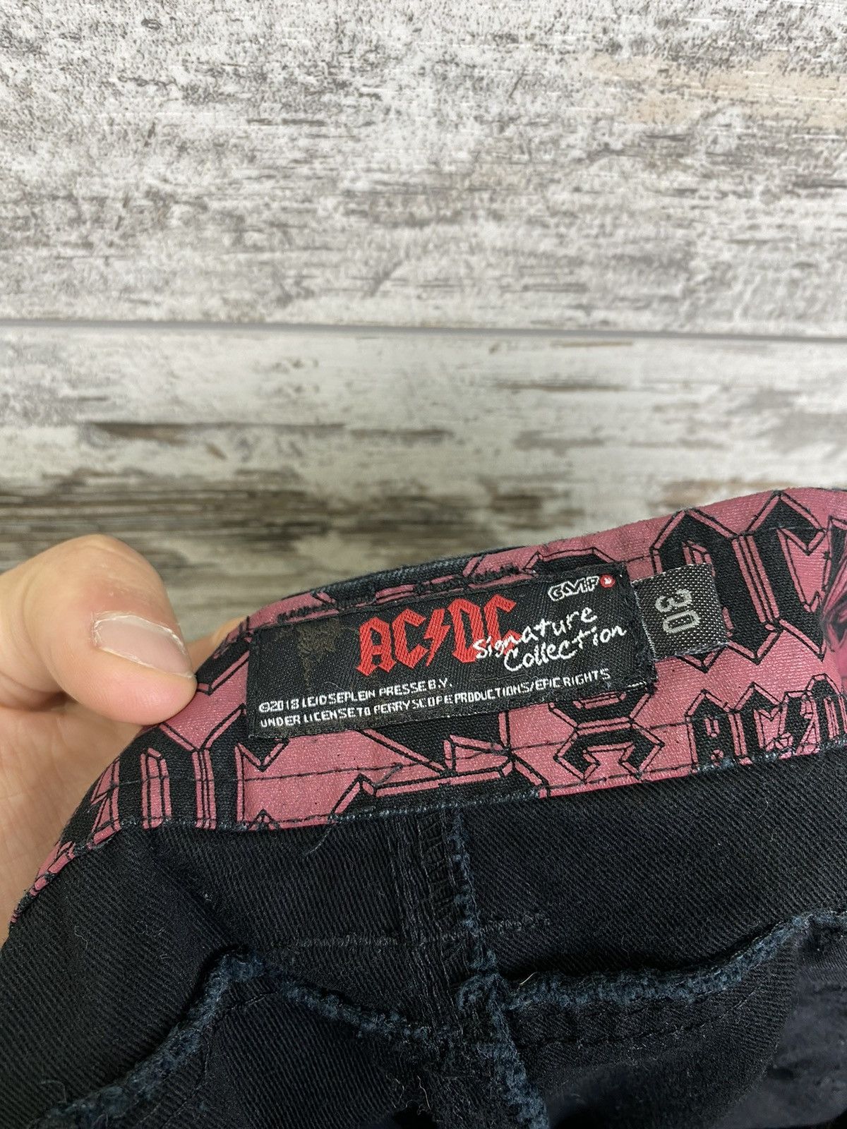 AC/DC × Band Tees × Vintage Mens Vintage AC DC cargo rock band Shorts tee T-shirt rare Size US 30 / EU 46 - 12 Thumbnail