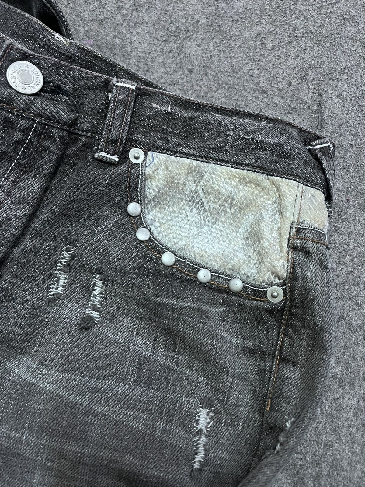Japanese Brand × Vintage FLARED 💥UNKNOWN STUDDED RIPPED DISTRESSED DENIM PANT Size US 31 - 10 Thumbnail