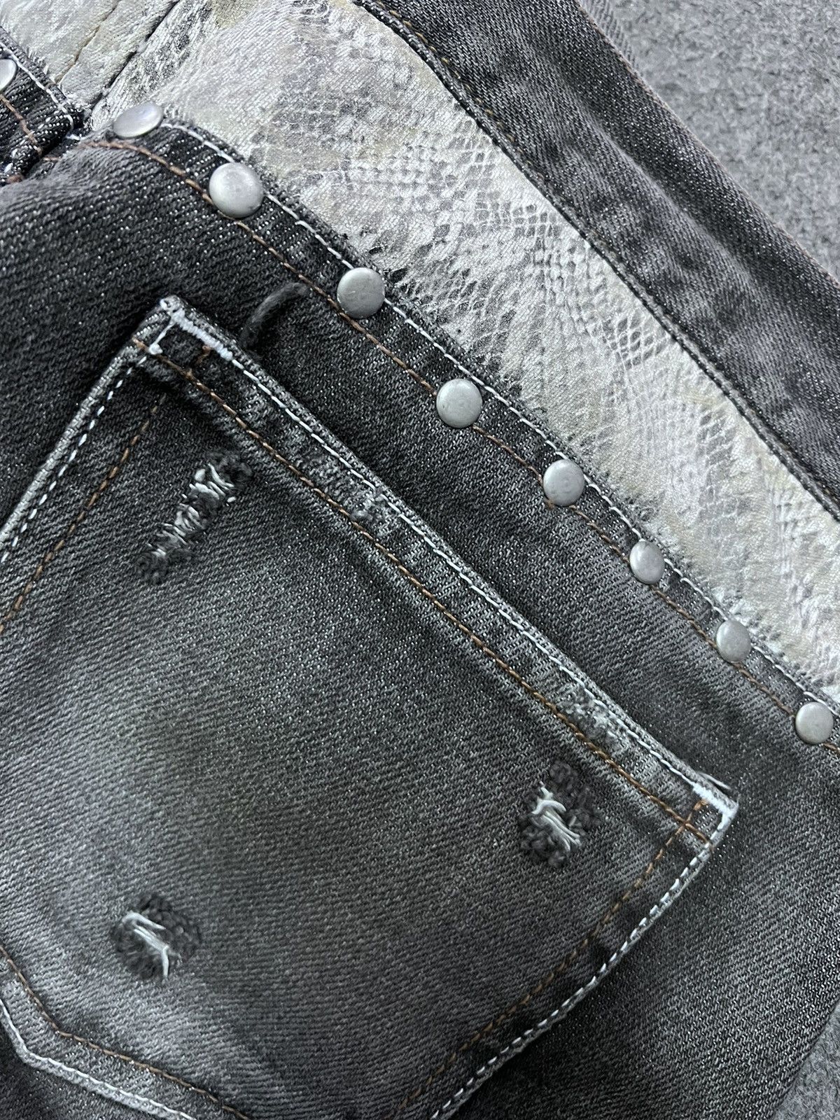 Japanese Brand × Vintage FLARED 💥UNKNOWN STUDDED RIPPED DISTRESSED DENIM PANT Size US 31 - 13 Thumbnail