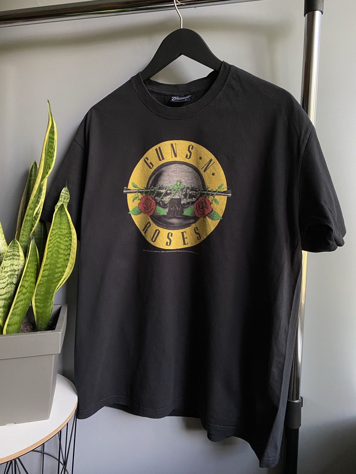 Band Tees Guns N Roses 2011 Classic Logo Band T Shirt Size US XL / EU 56 / 4 - 2 Thumbnail