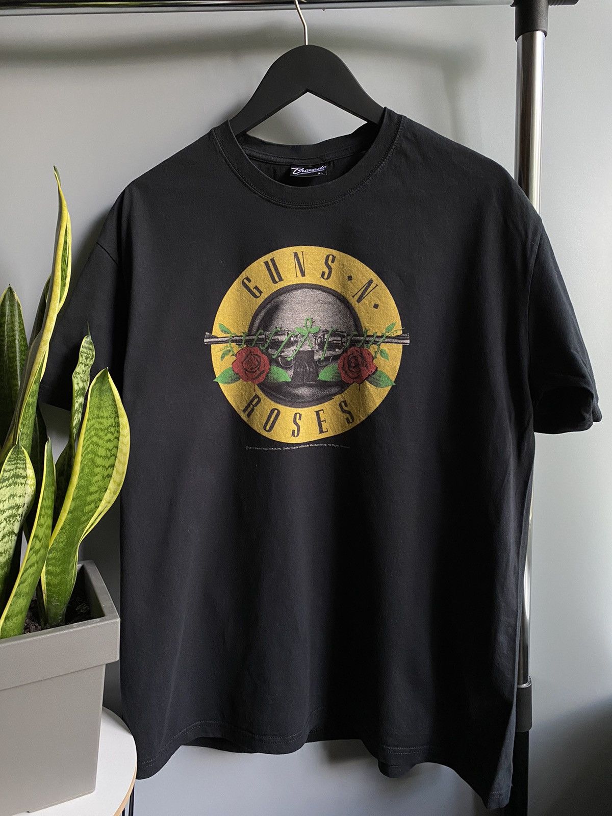 Band Tees Guns N Roses 2011 Classic Logo Band T Shirt Size US XL / EU 56 / 4 - 4 Thumbnail