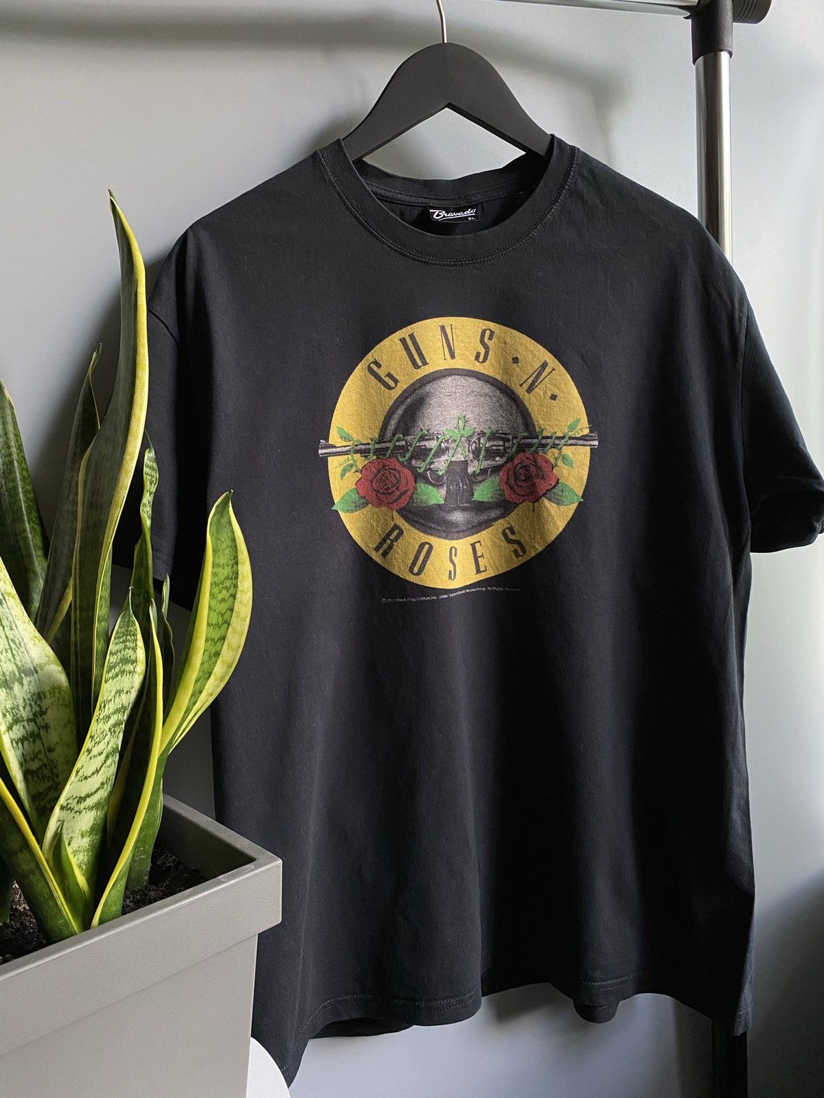 Band Tees Guns N Roses 2011 Classic Logo Band T Shirt Size US XL / EU 56 / 4 - 3 Thumbnail