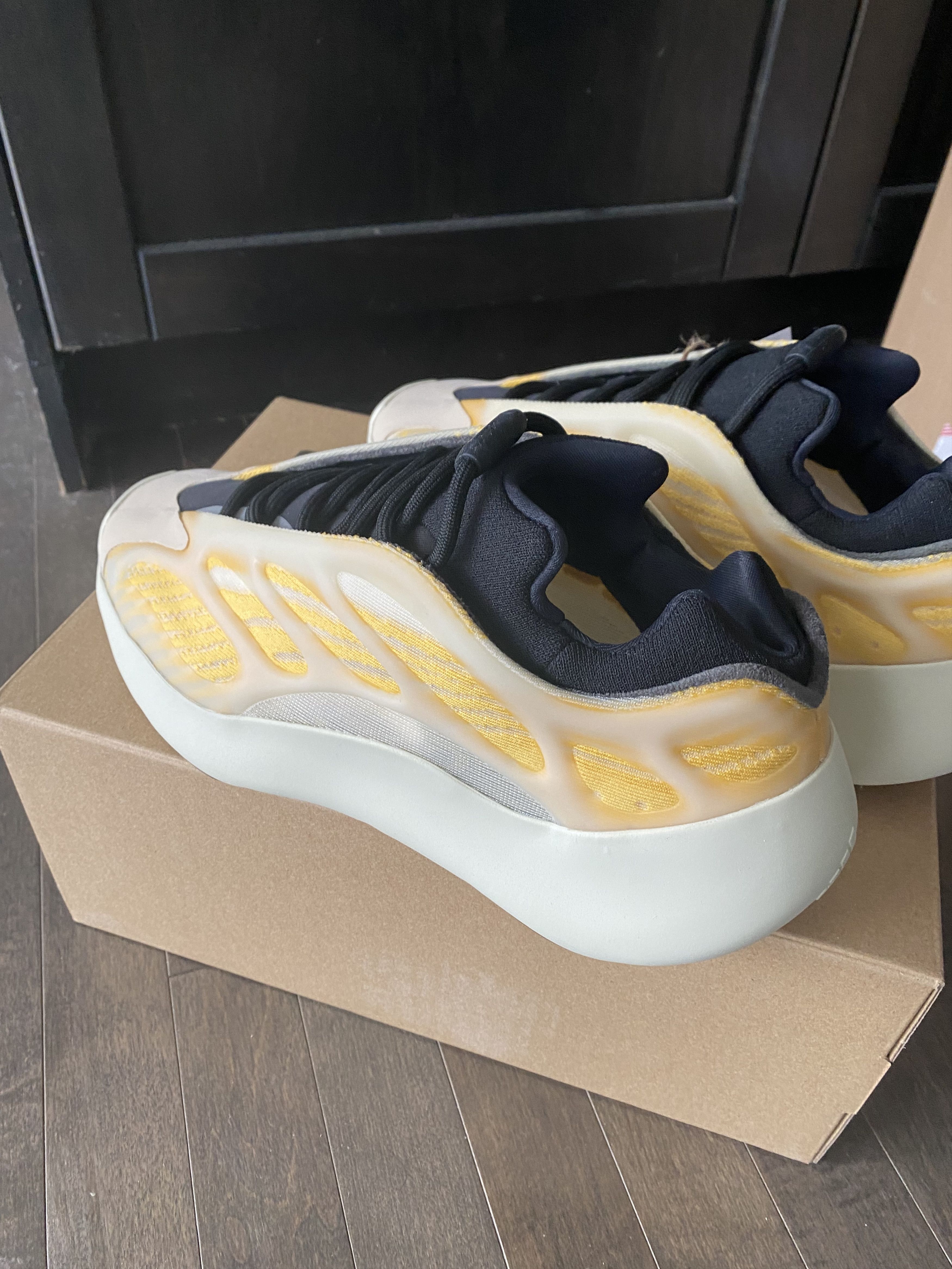 Adidas × Kanye West Yeezy 700 V3 mono safflower Size US 8 / EU 41 - 4 Thumbnail