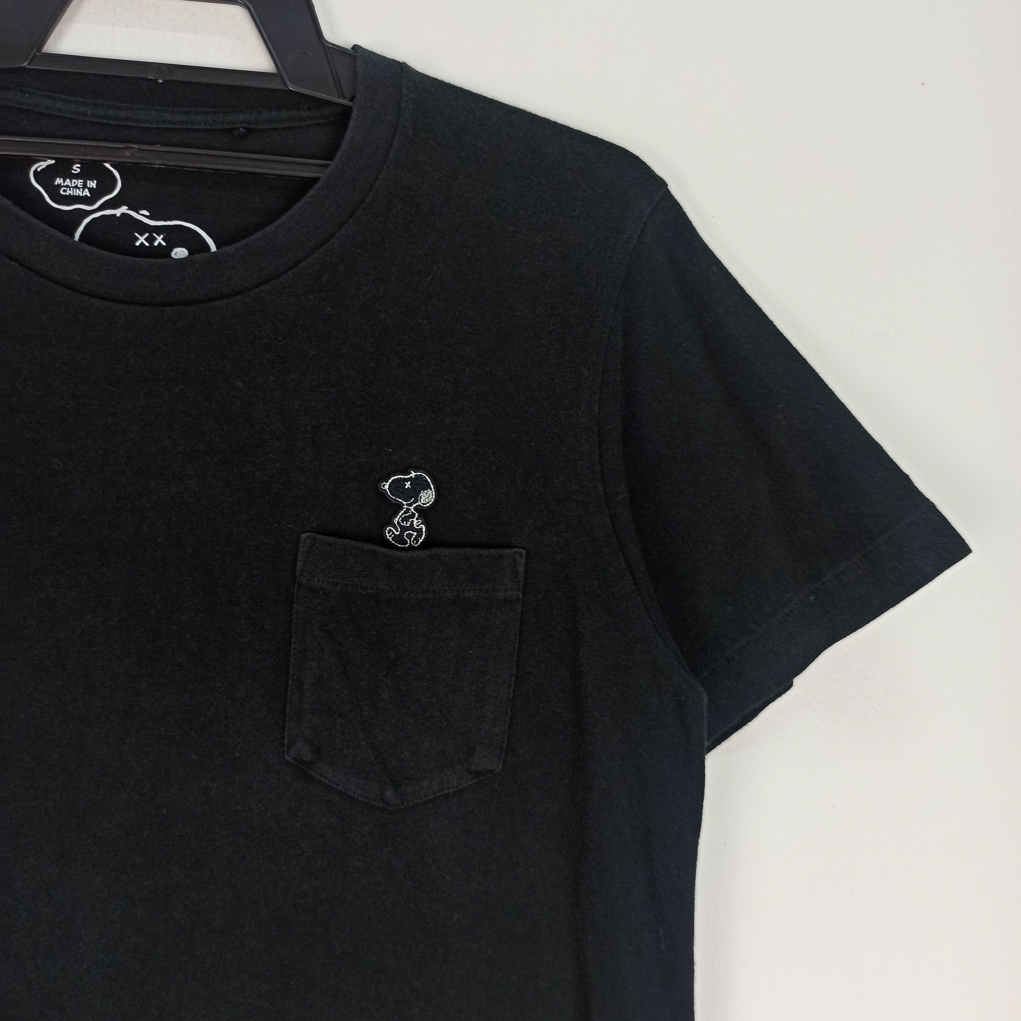 Kaws × Peanuts × Uniqlo Rare Kaws x Peanuts X Uniqlo Single Pocket T-Shirt Size US S / EU 44-46 / 1 - 2 Thumbnail