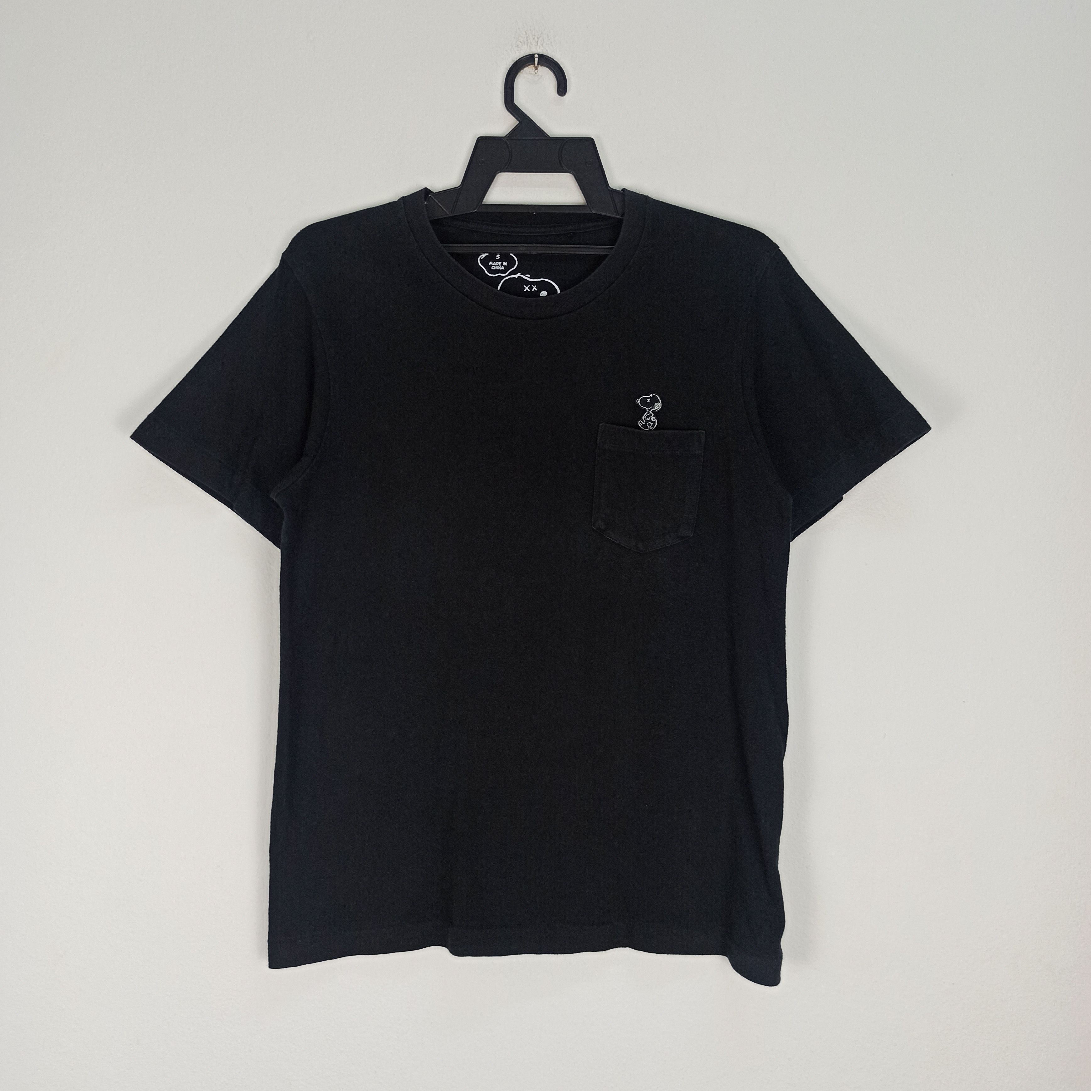 Kaws × Peanuts × Uniqlo Rare Kaws x Peanuts X Uniqlo Single Pocket T-Shirt Size US S / EU 44-46 / 1 - 1 Thumbnail