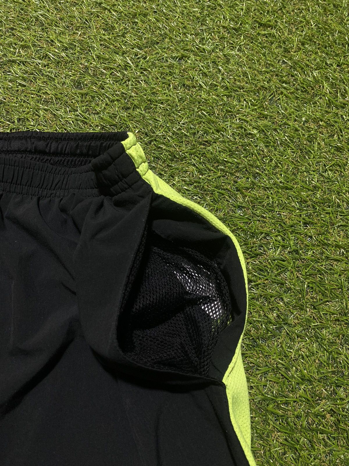 Nike Vintage Nike shorts streetwear swoosh casual y2k size M Size US 32 / EU 48 - 2 Thumbnail
