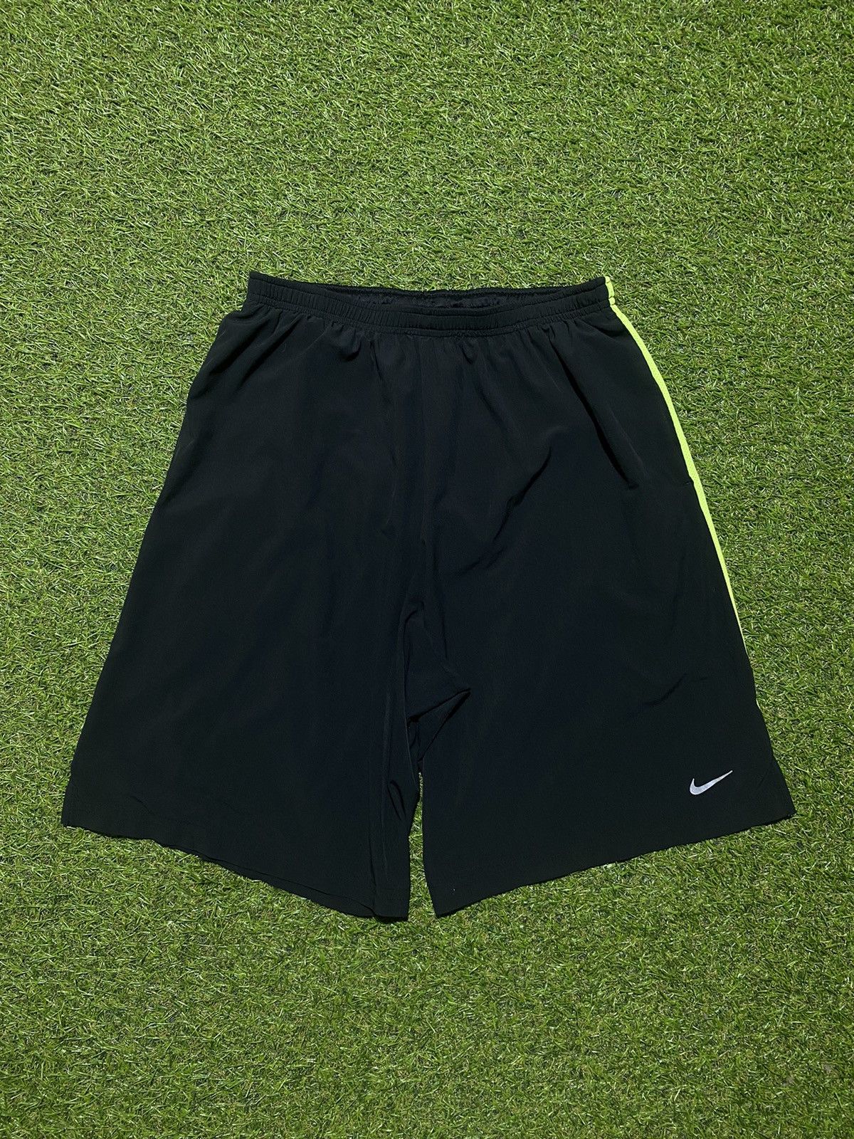Nike Vintage Nike shorts streetwear swoosh casual y2k size M Size US 32 / EU 48 - 1 Thumbnail