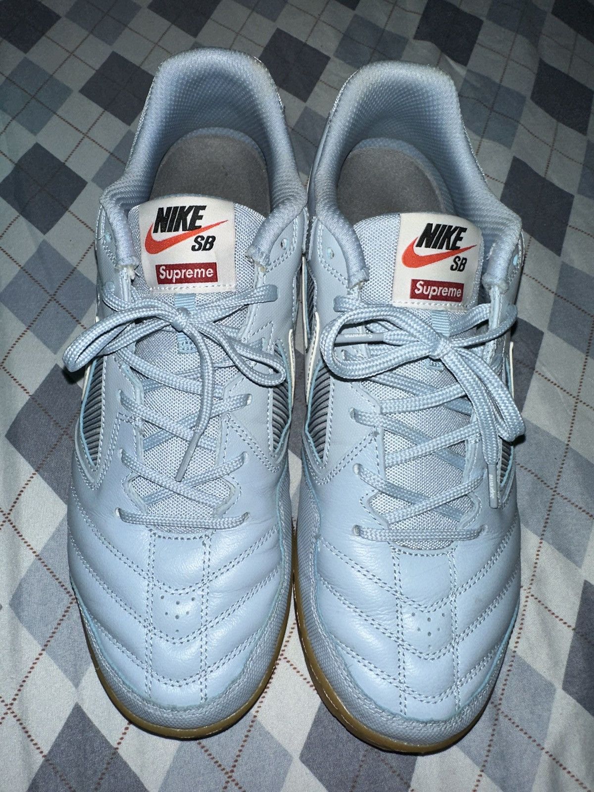 Nike supreme gato white sales
