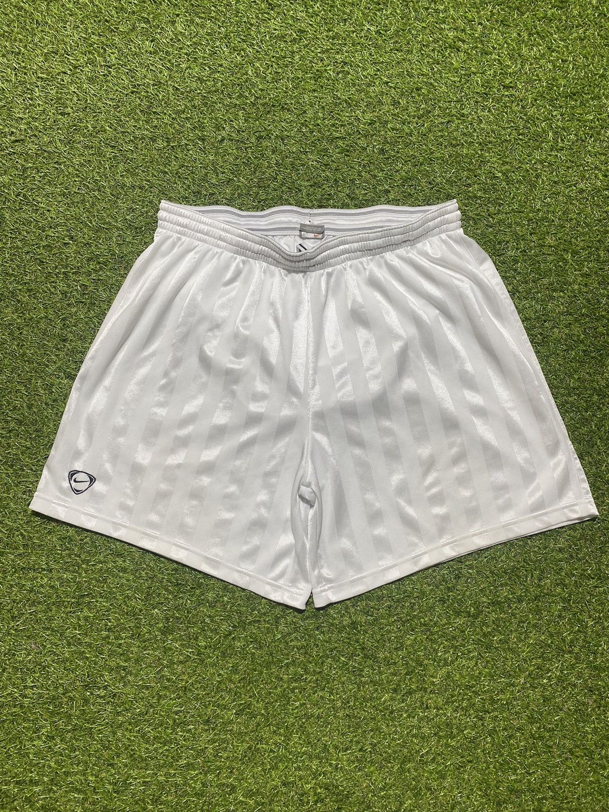 Nike Vintage Nike shorts streetwear swoosh casual y2k size XL Size US 36 / EU 52 - 1 Thumbnail