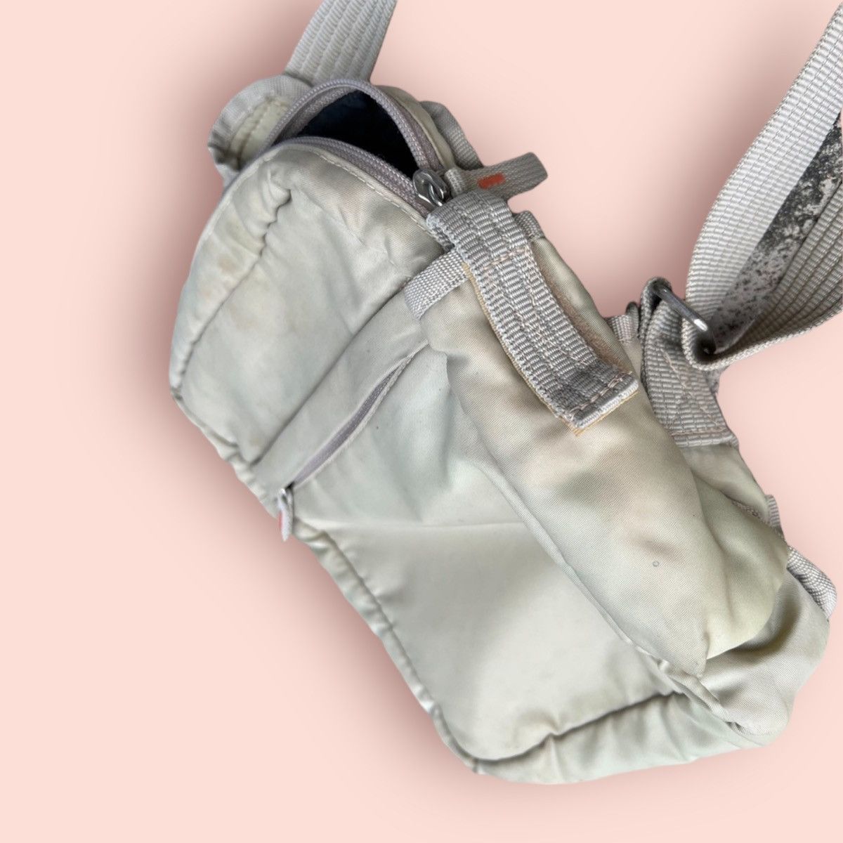 Japanese Brand × Jun Takahashi × Uniqlo VINTAGE Y2k UNIQLO BEIGE CROSSBODY BODYBAG Size ONE SIZE - 11 Thumbnail