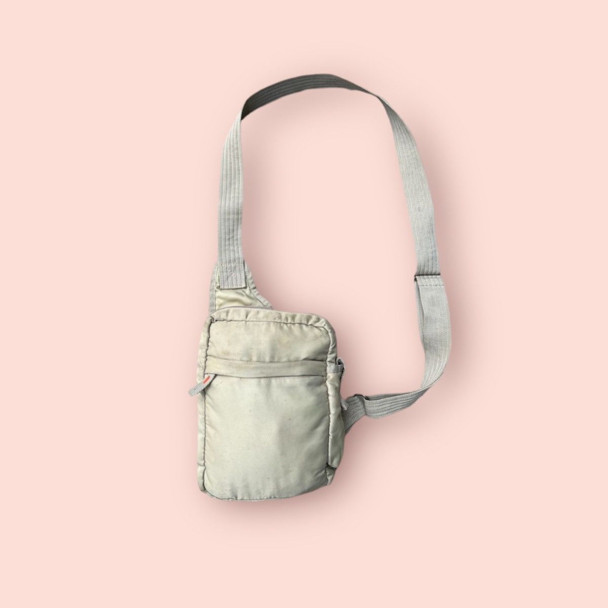 Japanese Brand × Jun Takahashi × Uniqlo VINTAGE Y2k UNIQLO BEIGE CROSSBODY BODYBAG Size ONE SIZE - 1 Thumbnail