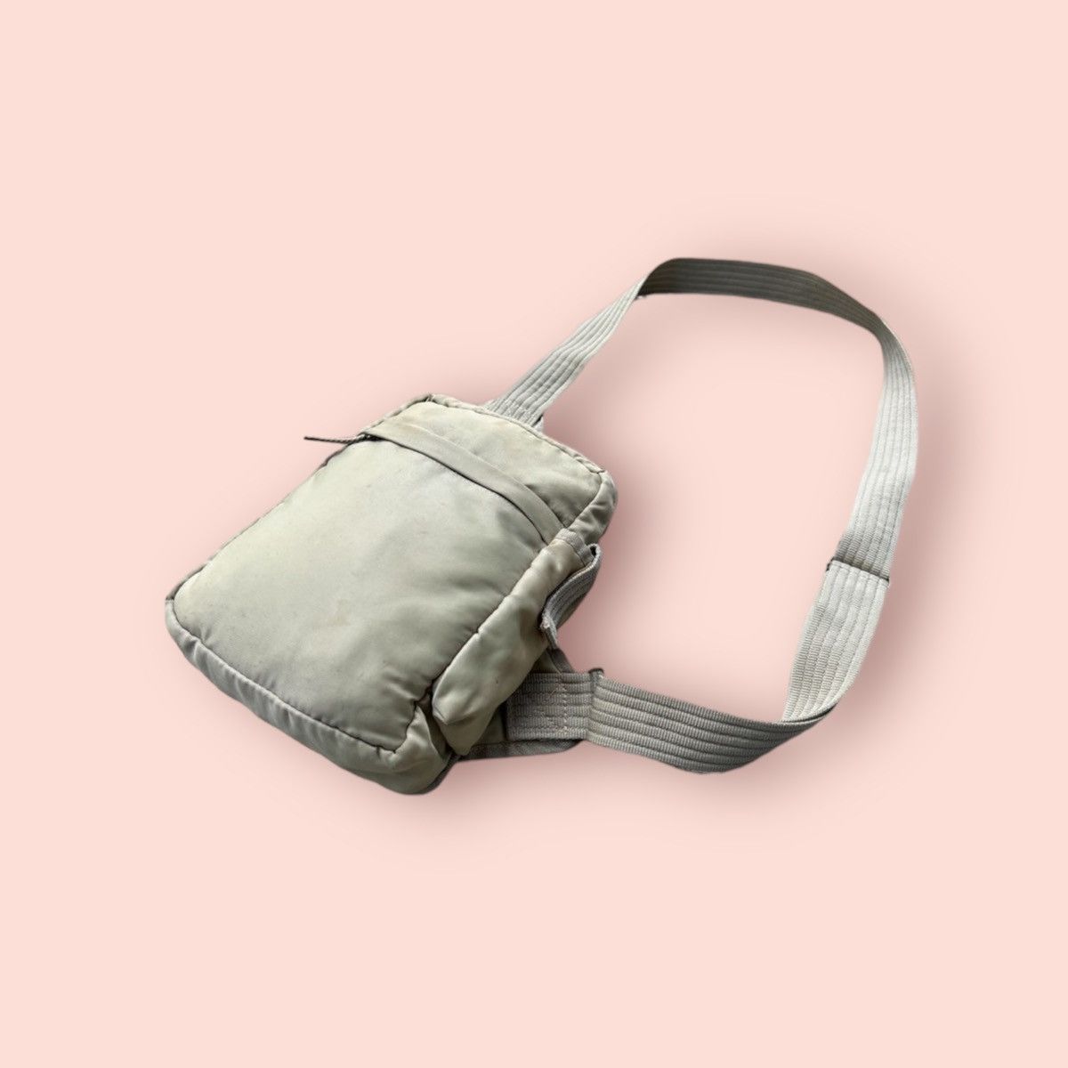 Japanese Brand × Jun Takahashi × Uniqlo VINTAGE Y2k UNIQLO BEIGE CROSSBODY BODYBAG Size ONE SIZE - 2 Thumbnail