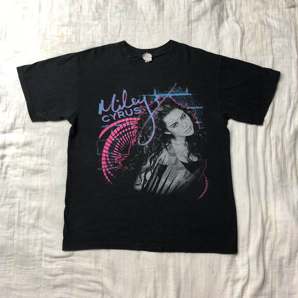 Band Tees Miley Cyrus Wonderworld Tour 2009 Vintage T Shirt Size US M / EU 48-50 / 2 - 2 Thumbnail