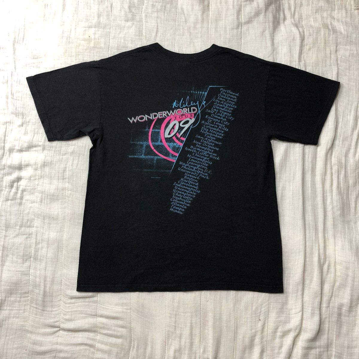 Band Tees Miley Cyrus Wonderworld Tour 2009 Vintage T Shirt Size US M / EU 48-50 / 2 - 3 Thumbnail