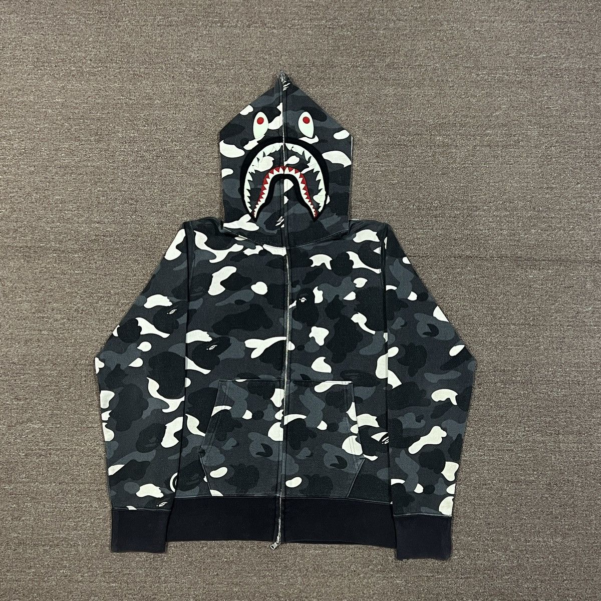 Bape Bape Camo Glowing Shark Hoodie Size US S / EU 44-46 / 1 - 1 Thumbnail