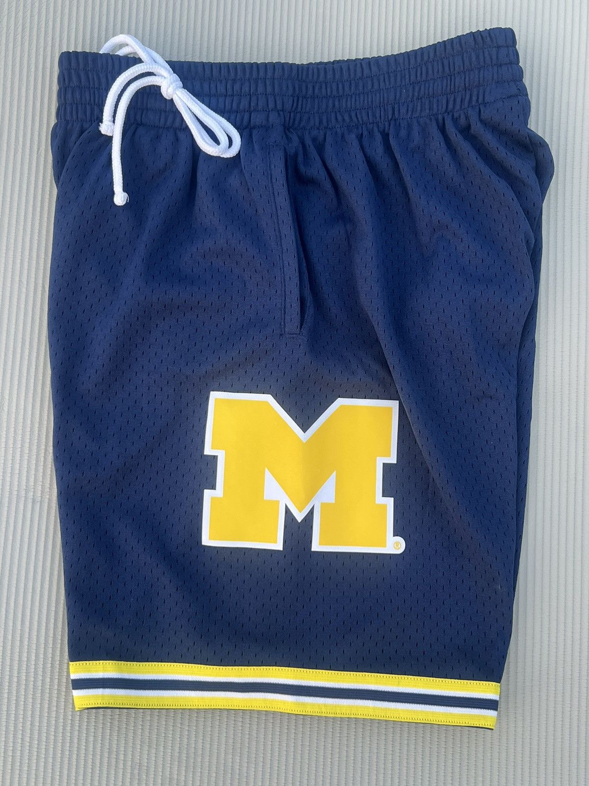 Mitchell & Ness College Vault Michigan Wolverines Medium Size US 30 / EU 46 - 5 Thumbnail