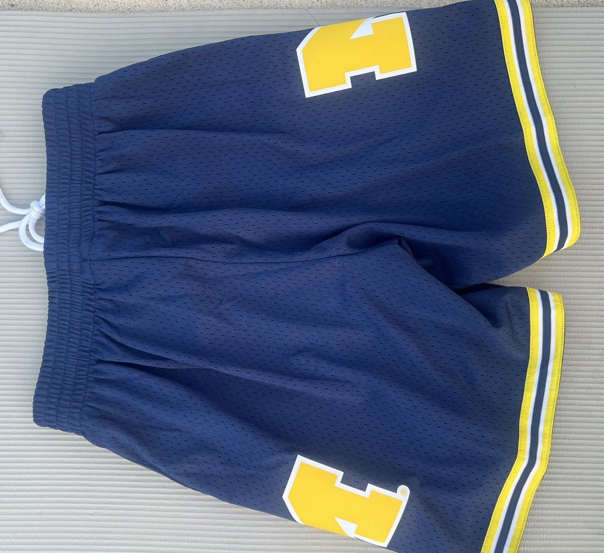 Mitchell & Ness College Vault Michigan Wolverines Medium Size US 30 / EU 46 - 8 Thumbnail