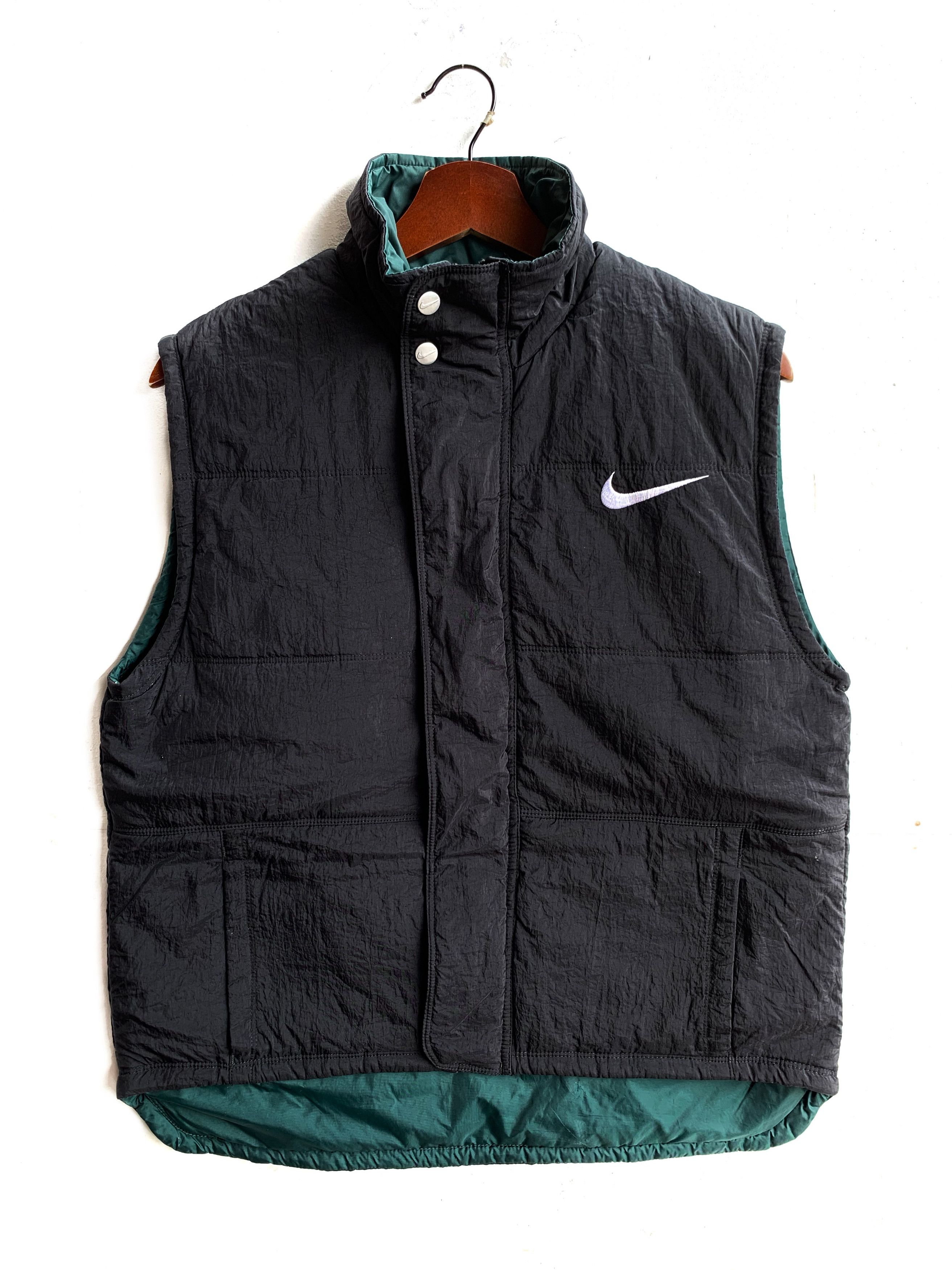 Image of Vintage 90's Nike Windbreker Best/black Colour in Black/Green, Men's (Size Small)