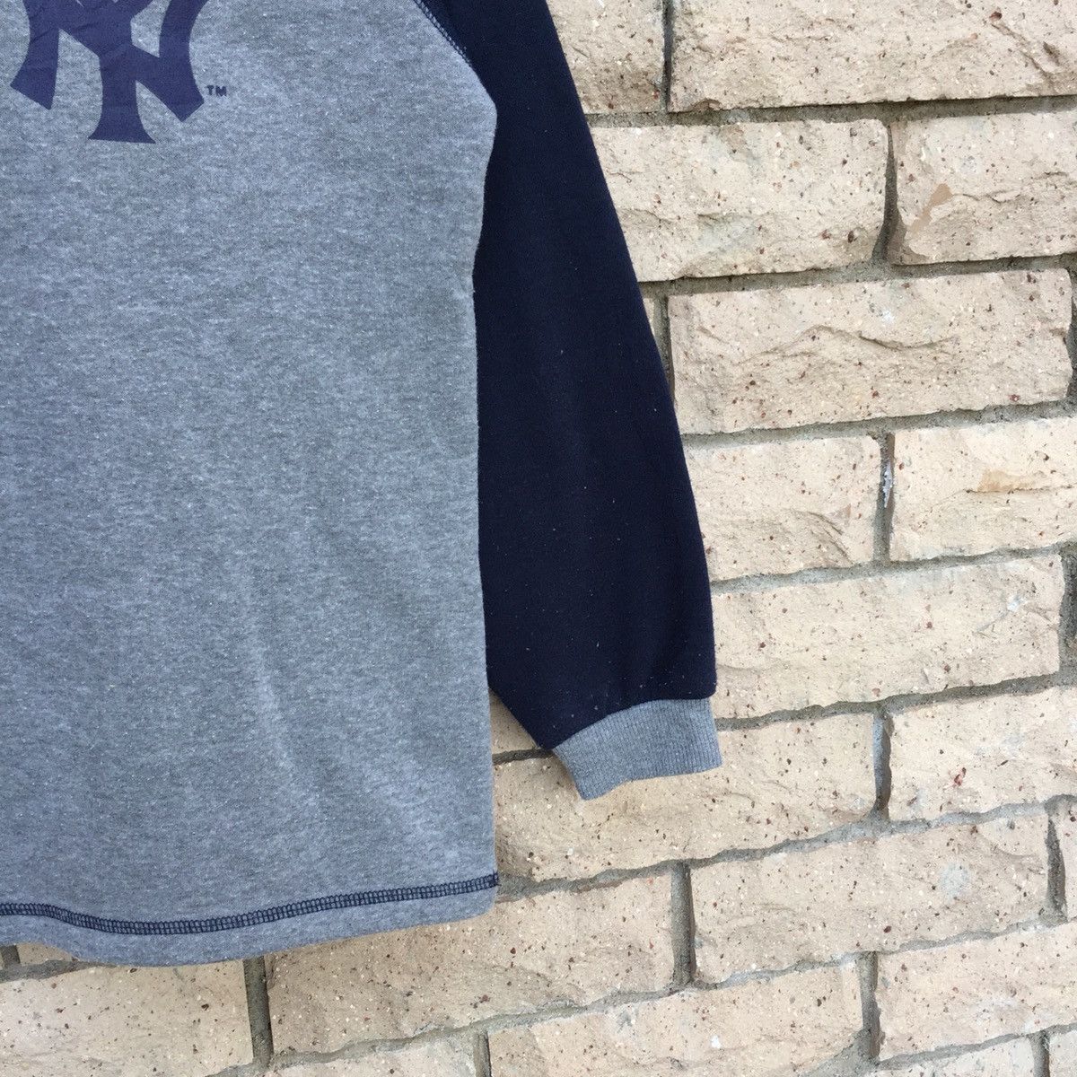 YANKEES baseball sweatshirt spell out small logo.. NY logo