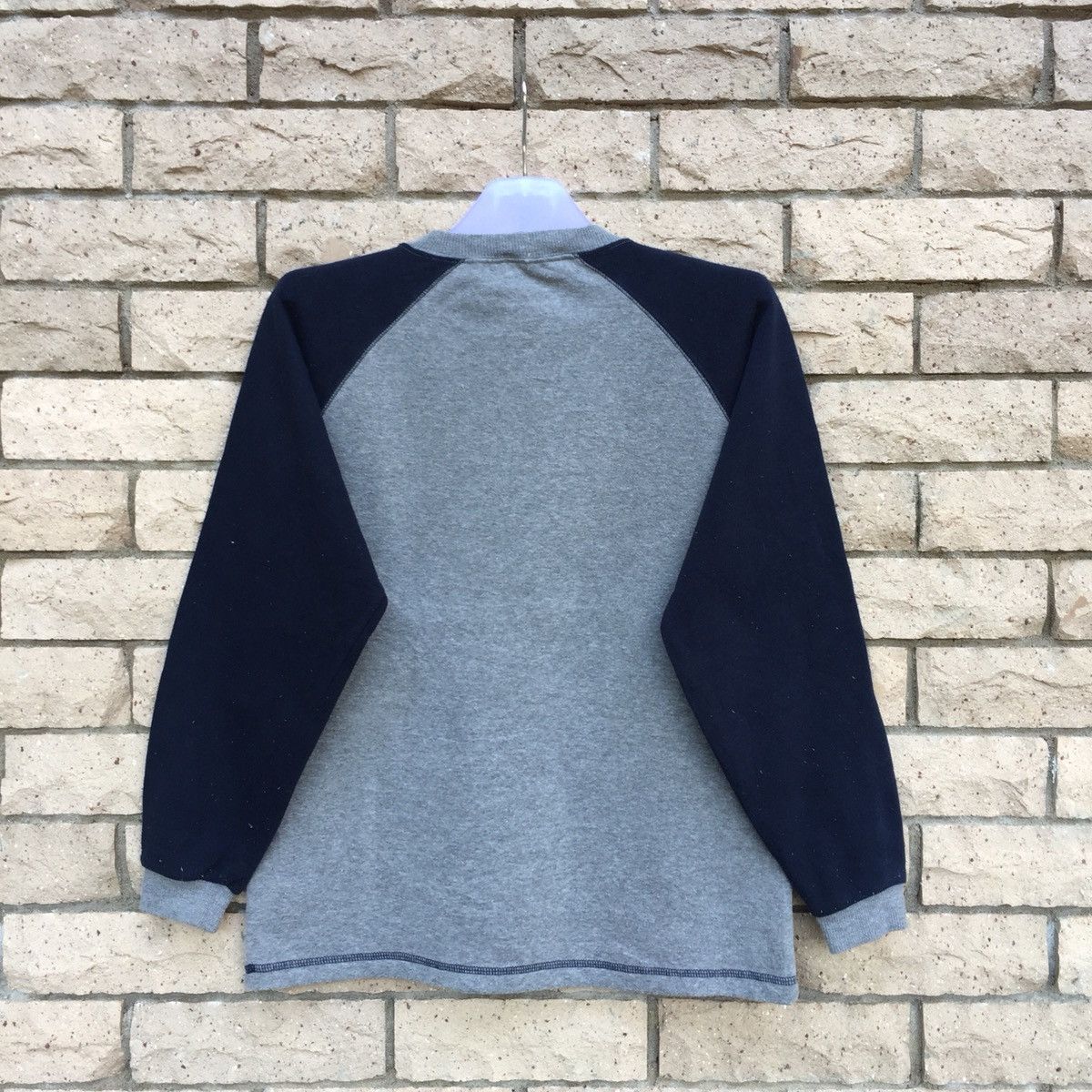 YANKEES baseball sweatshirt spell out small logo.. NY logo
