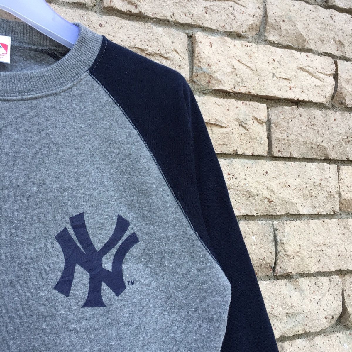 YANKEES baseball sweatshirt spell out small logo.. NY logo