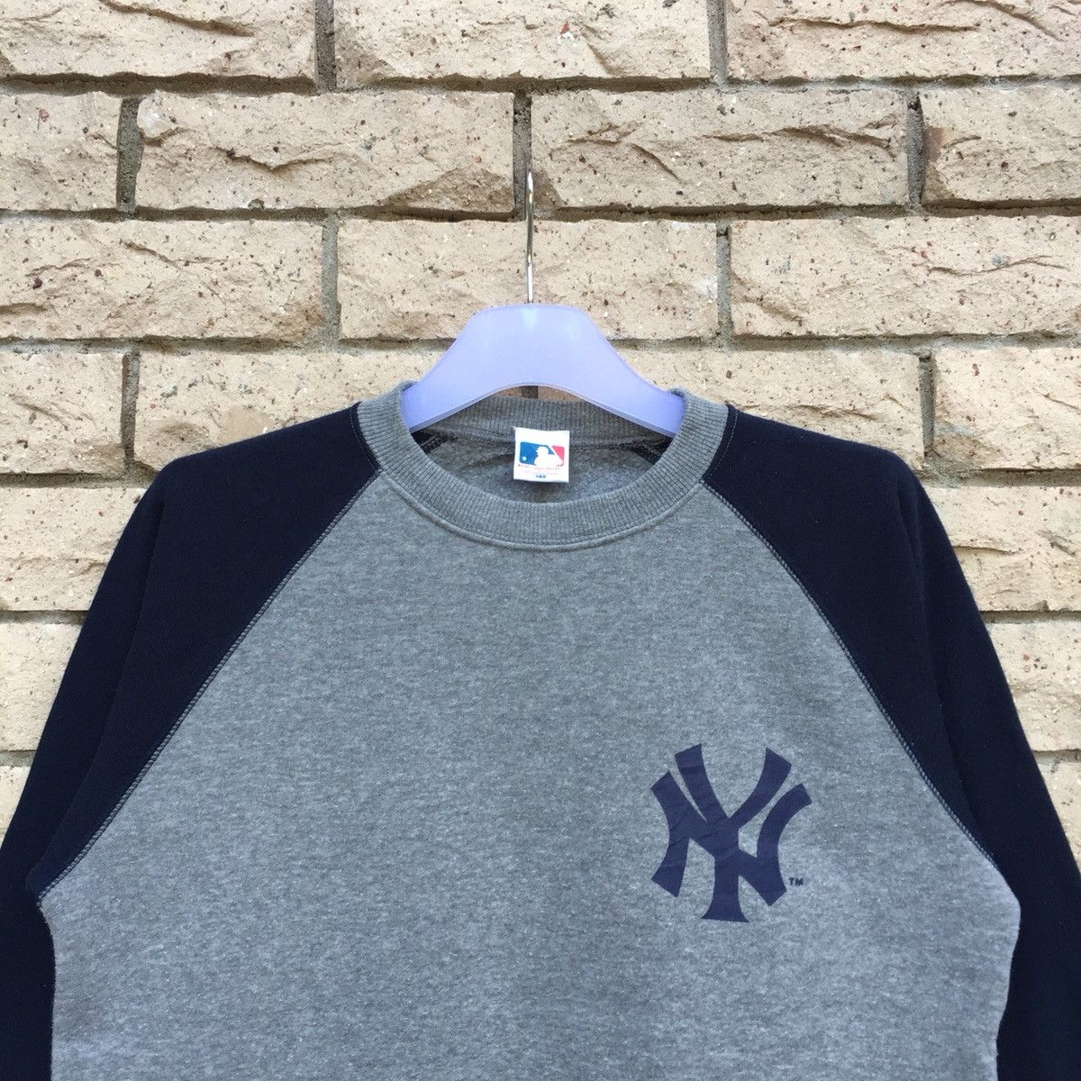 YANKEES baseball sweatshirt spell out small logo.. NY logo