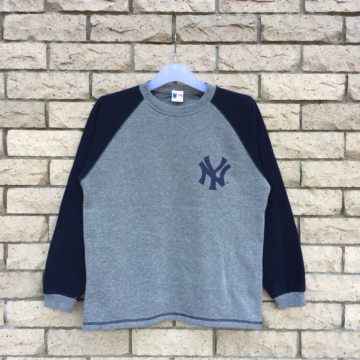 YANKEES baseball sweatshirt spell out small logo.. NY logo