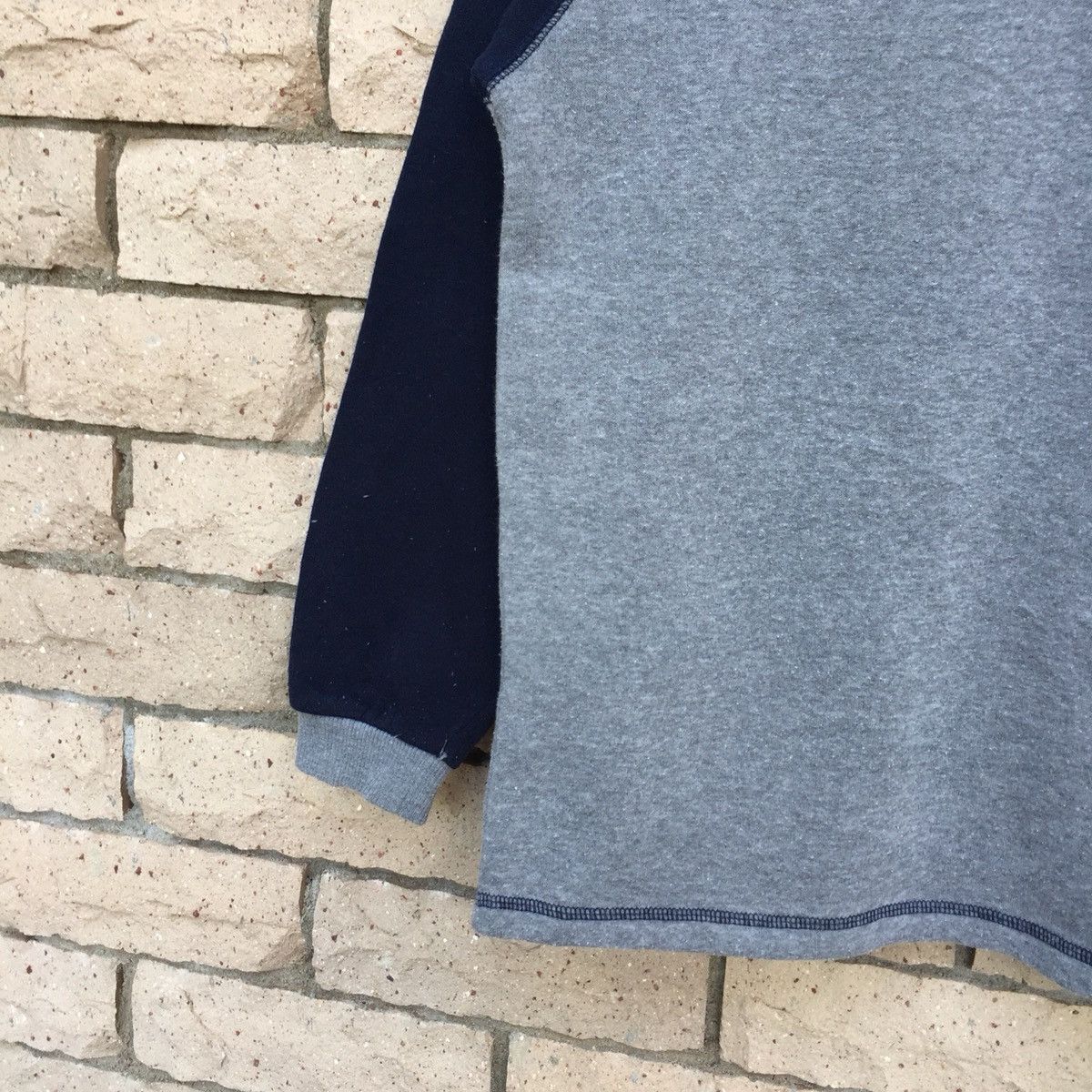 YANKEES baseball sweatshirt spell out small logo.. NY logo