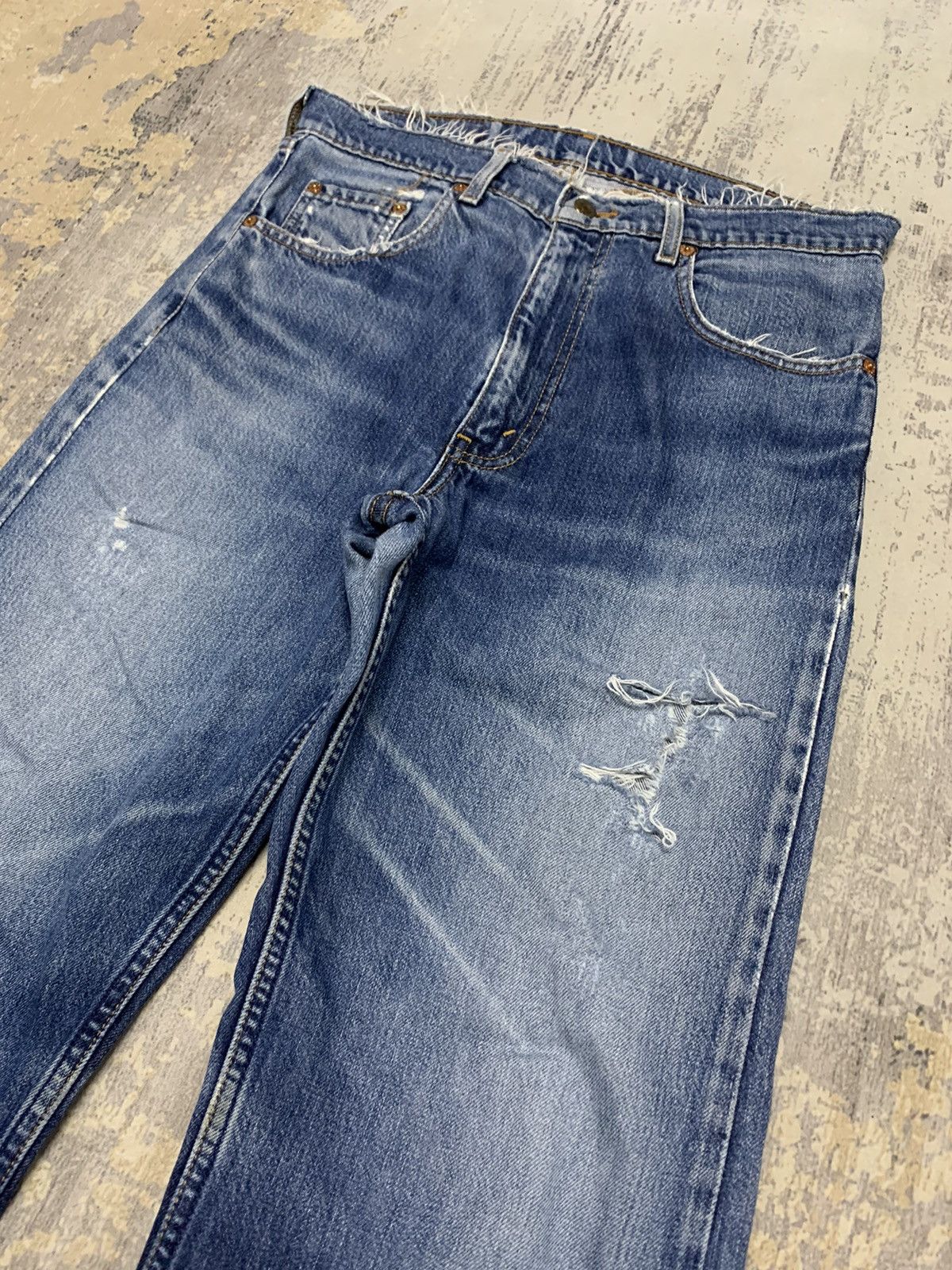Vintage 90s Levi’s 519 Distressed Ripped Faded Blue Denim Jeans W31 Size US 31 - 3 Thumbnail