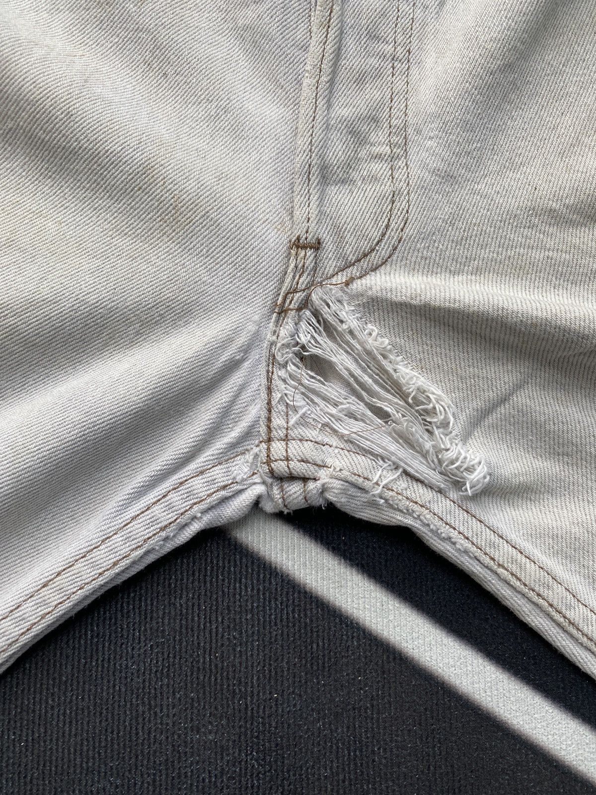 Jean × Levi's × Vintage 90s VINTAGE LEVIS 501 DISTRESSED JEANS-J375 Size US 37 - 12 Thumbnail