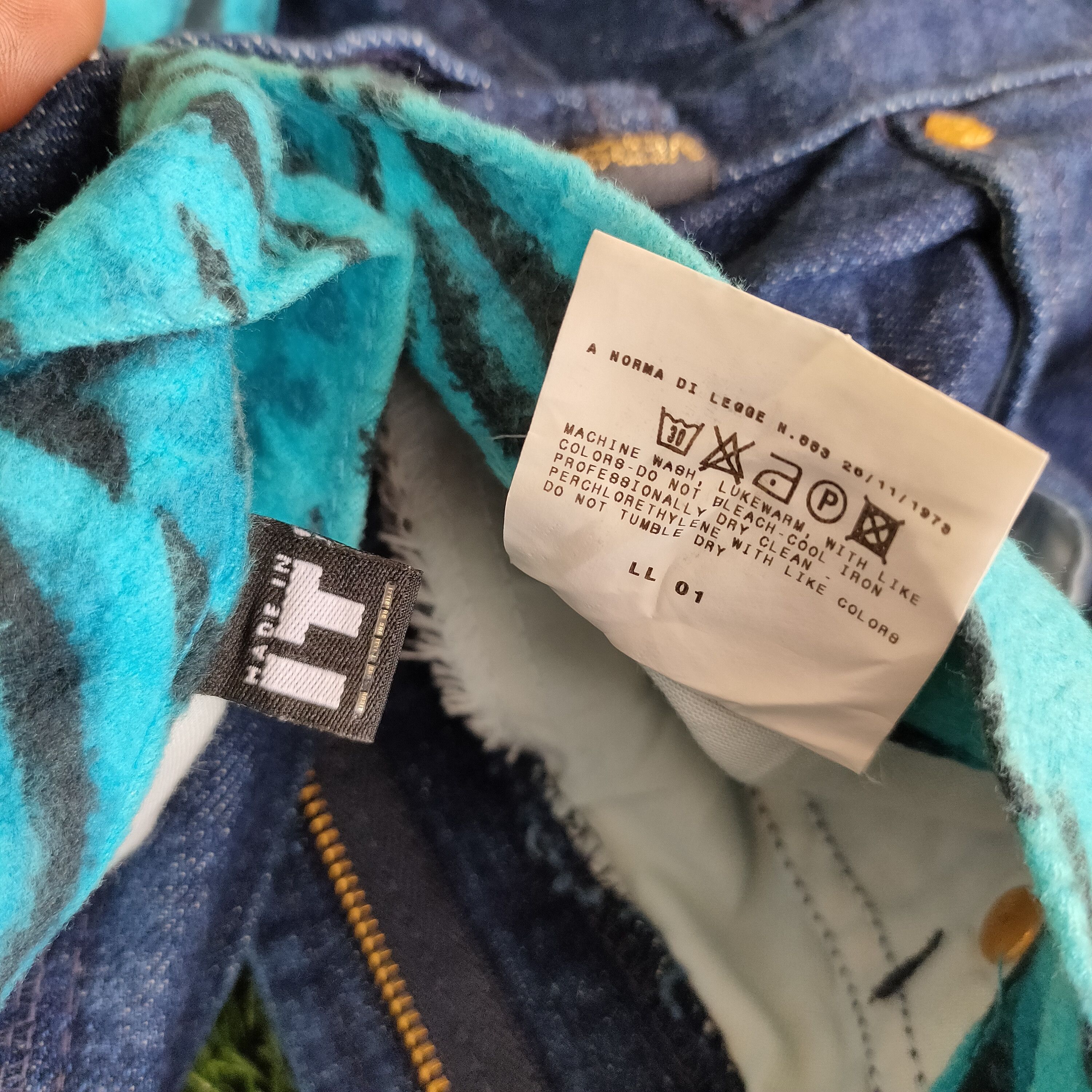 Versace Jeans Couture ❌NEED GONE ❌versace jeans couture Size US 33 - 13 Thumbnail