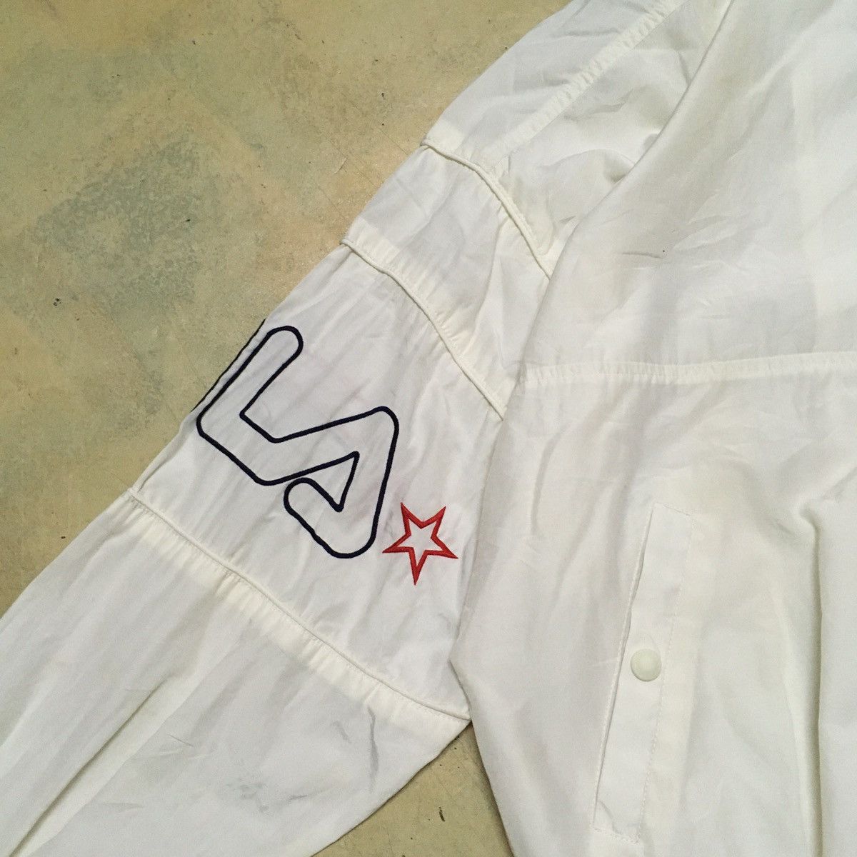 Fila Vintage Fila Big Logo Windbreaker Light Jacket Size US L / EU 52-54 / 3 - 3 Thumbnail