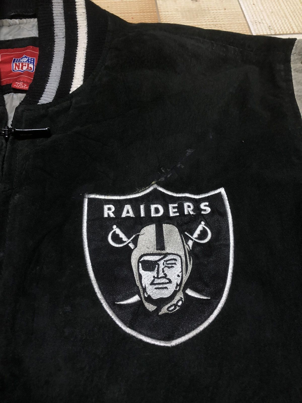 Leather × NFL 💰BINDING OFFER 💸Vintage Varsity RAIDERS‘BIGGEST LOGO’ Size US L / EU 52-54 / 3 - 8 Thumbnail