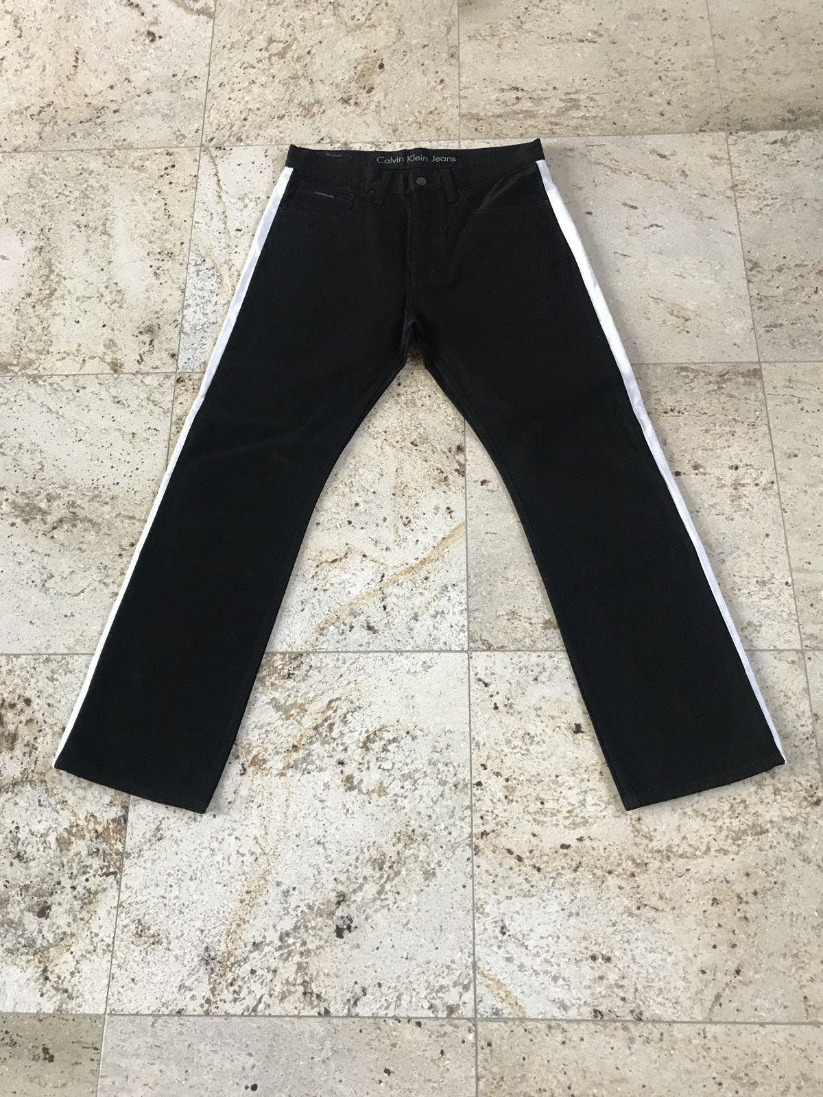 Calvin Klein 30-31-32-34-36 / High Waisted Black Denim With White Trim Size US 34 / EU 50 - 2 Thumbnail