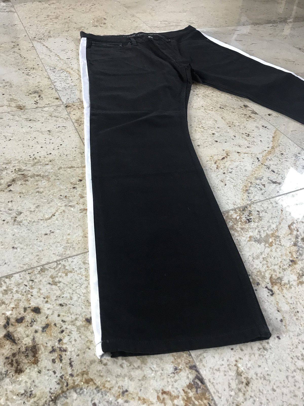 Calvin Klein 30-31-32-34-36 / High Waisted Black Denim With White Trim Size US 34 / EU 50 - 3 Thumbnail