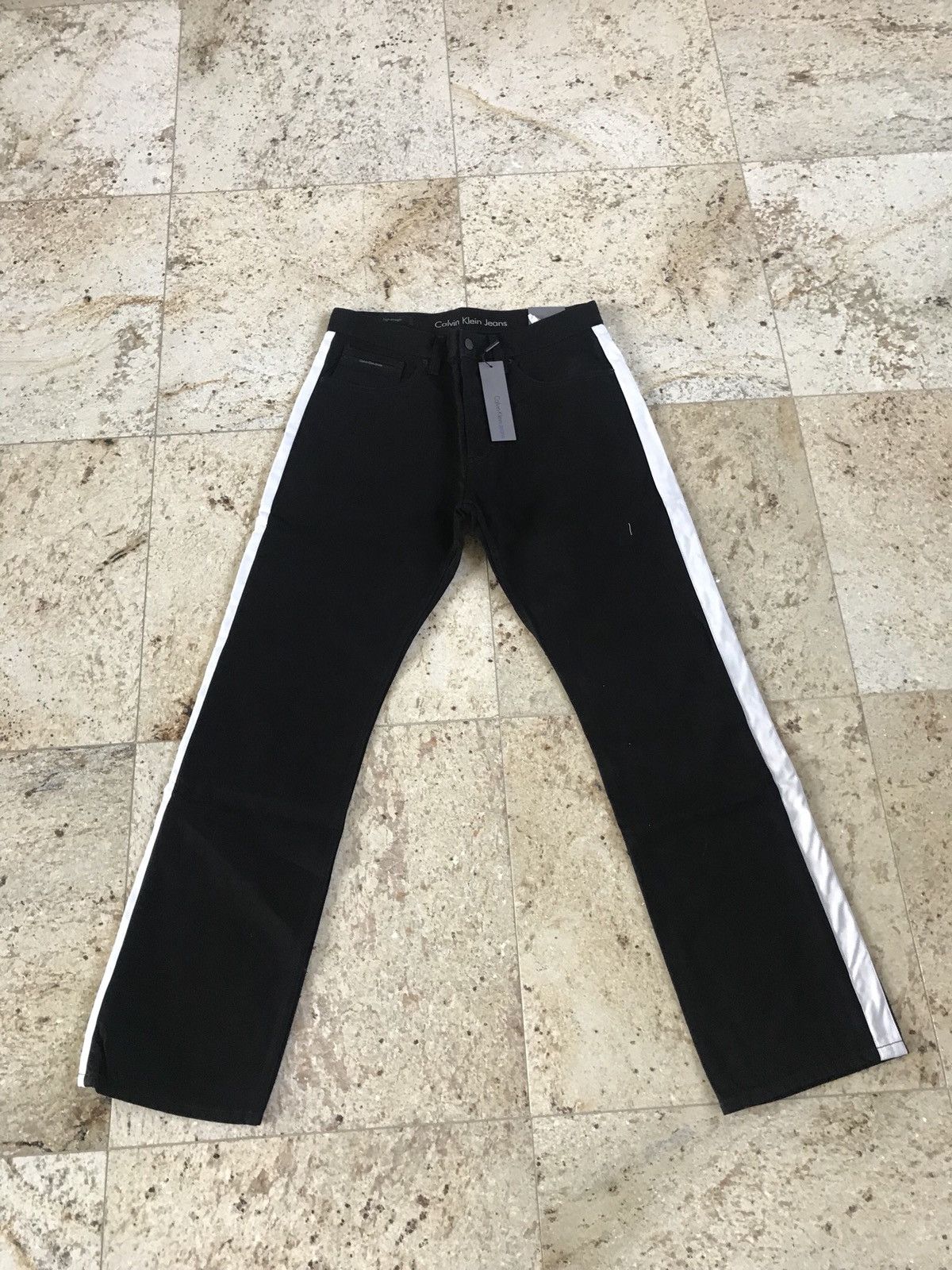 Calvin Klein 30-31-32-34-36 / High Waisted Black Denim With White Trim Size US 34 / EU 50 - 16 Thumbnail