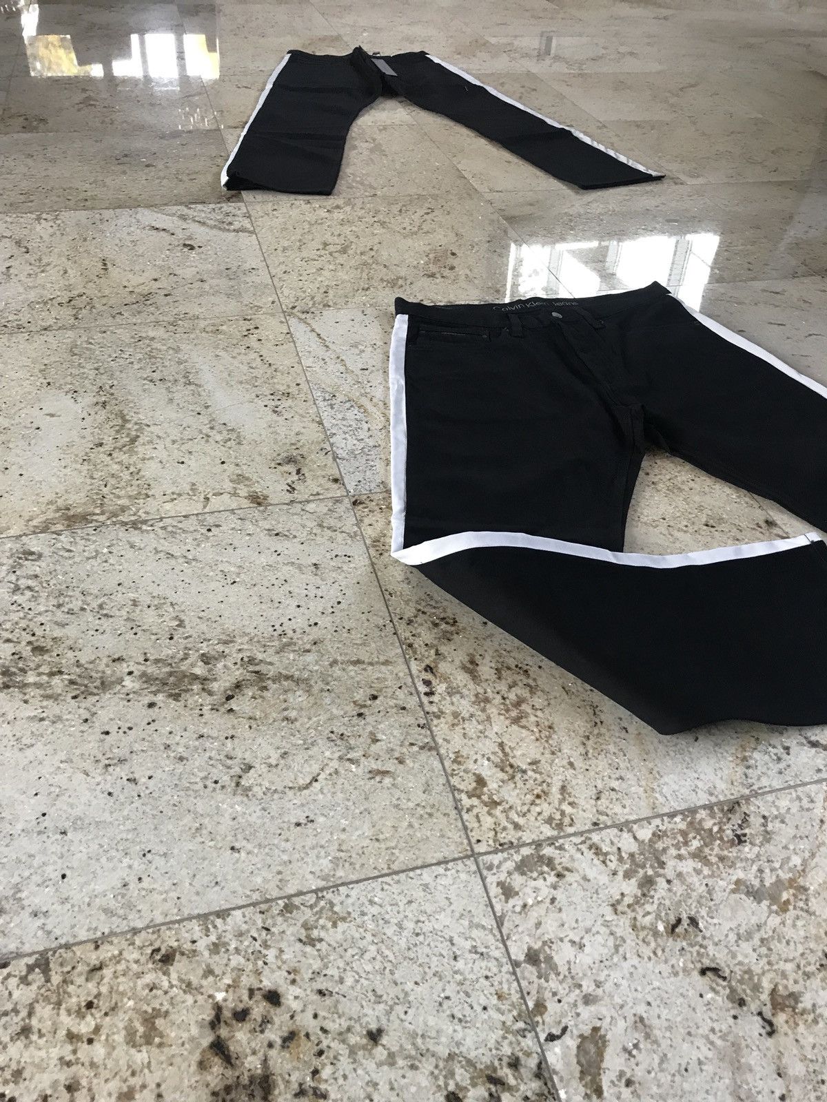 Calvin Klein 30-31-32-34-36 / High Waisted Black Denim With White Trim Size US 34 / EU 50 - 6 Thumbnail