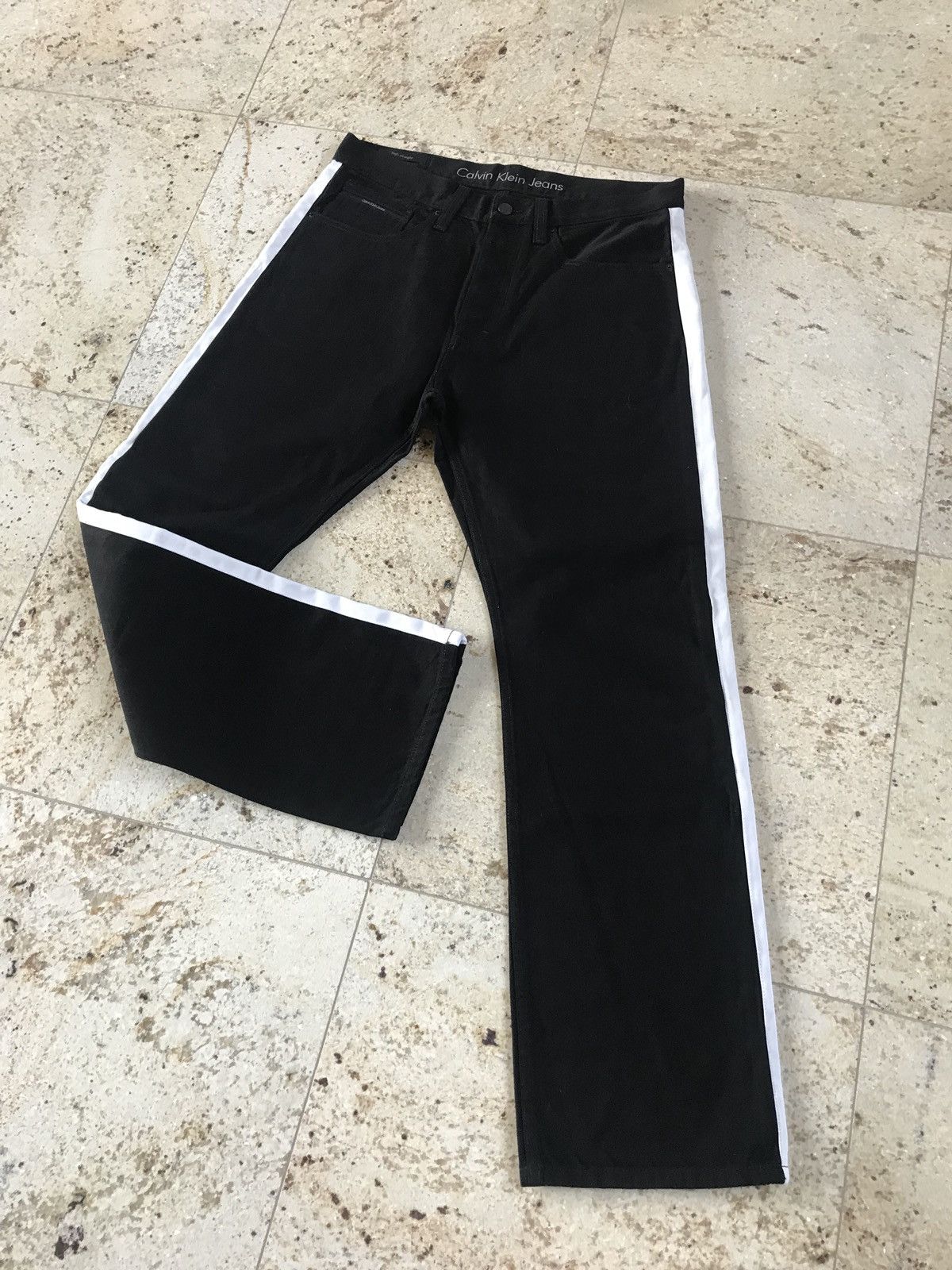 Calvin Klein 30-31-32-34-36 / High Waisted Black Denim With White Trim Size US 34 / EU 50 - 9 Thumbnail