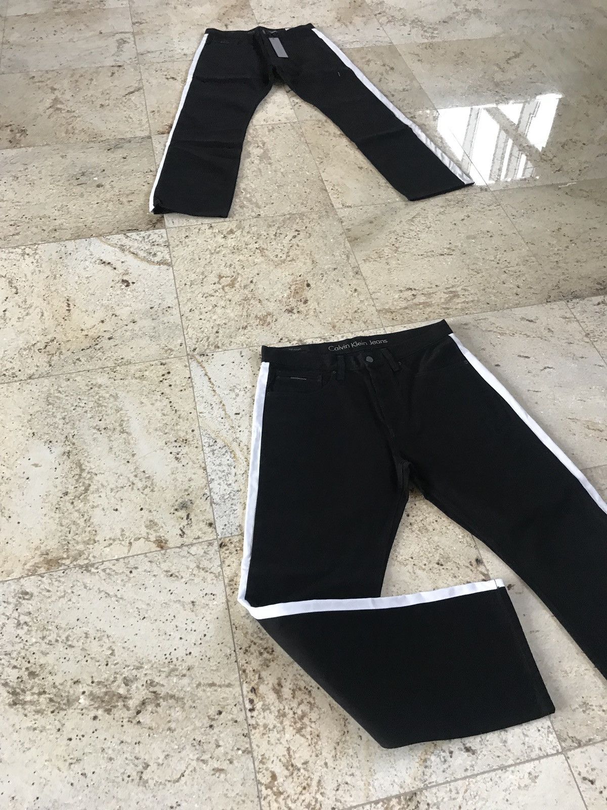 Calvin Klein 30-31-32-34-36 / High Waisted Black Denim With White Trim Size US 34 / EU 50 - 5 Thumbnail