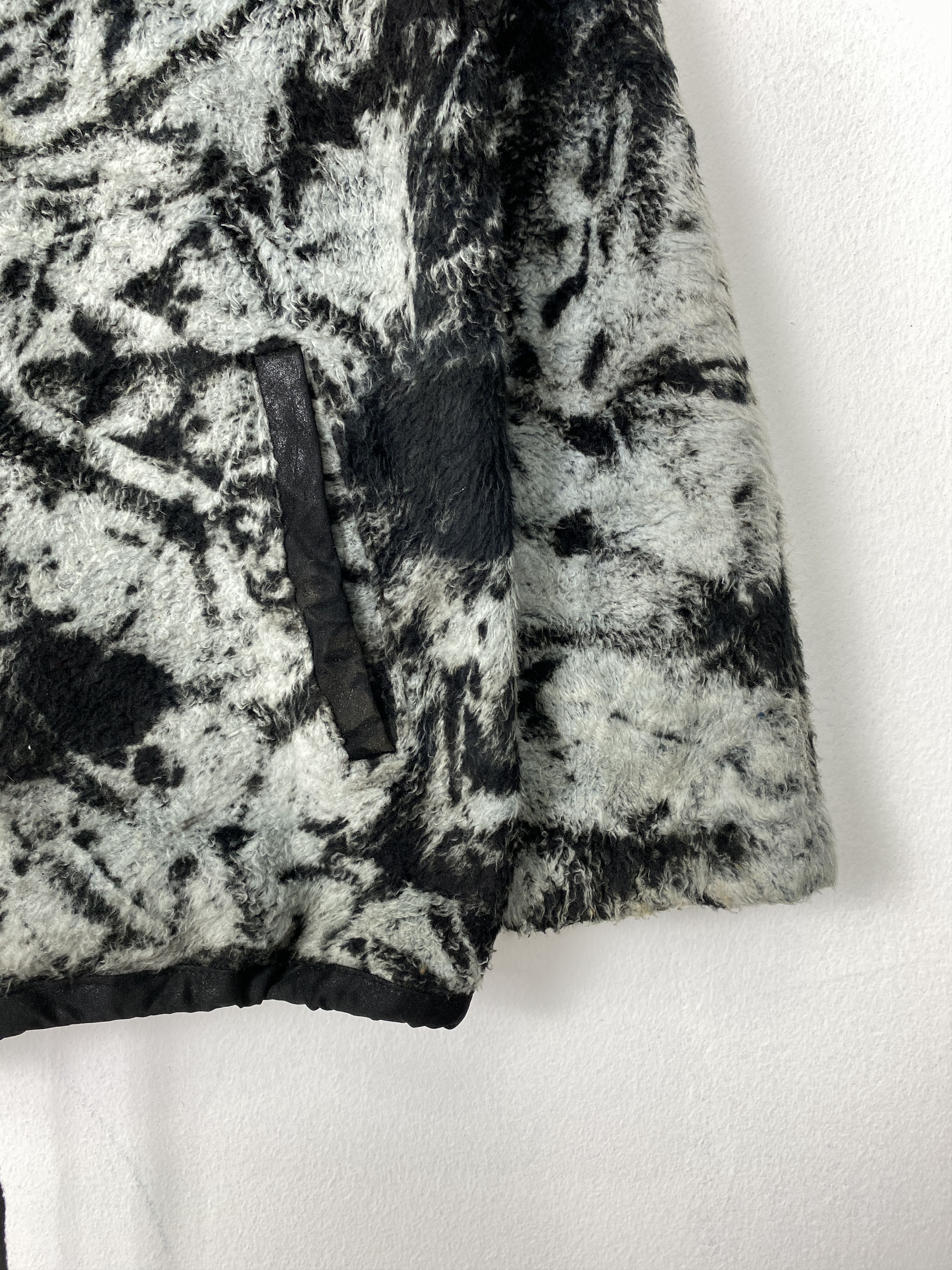 Japanese Brand Vintage A.VERSACE Abstract Pattern Fleece Jacket Size US L / EU 52-54 / 3 - 10 Thumbnail