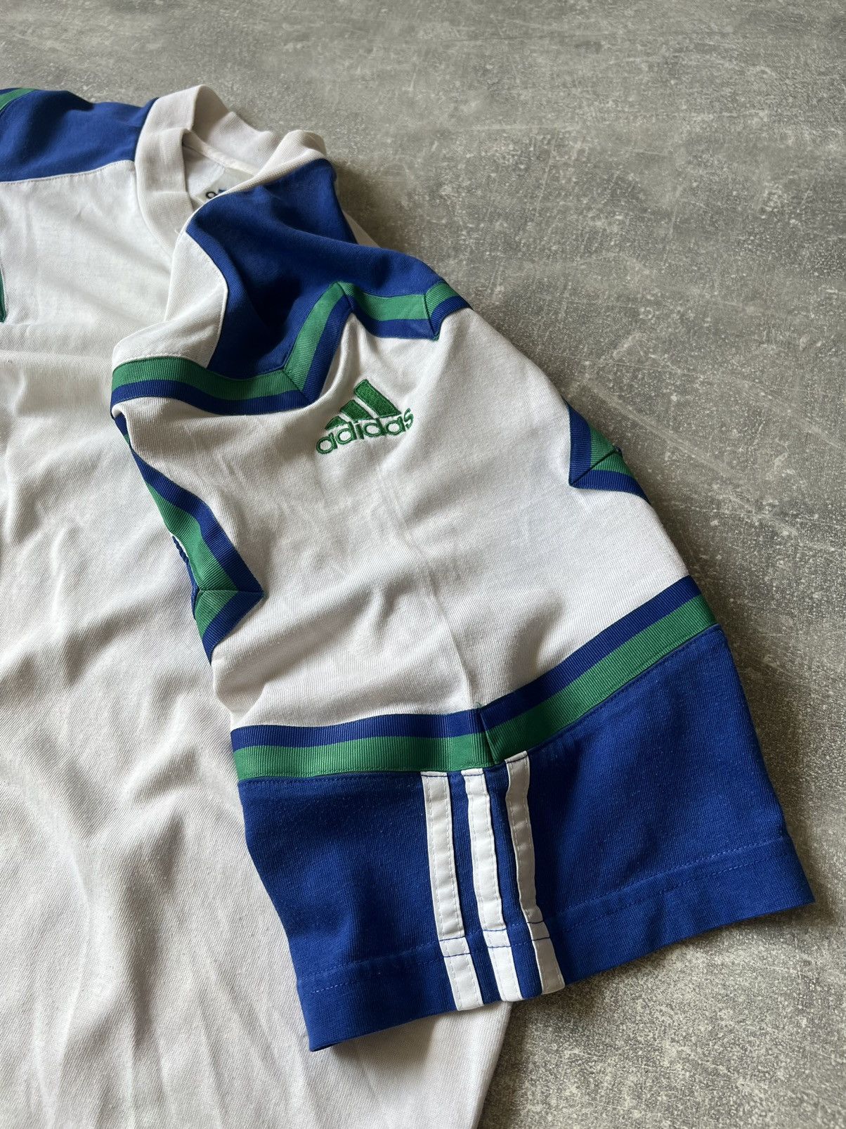 Vintage Vintage Adidas Shirt Size M - L Size US M / EU 48-50 / 2 - 3 Thumbnail
