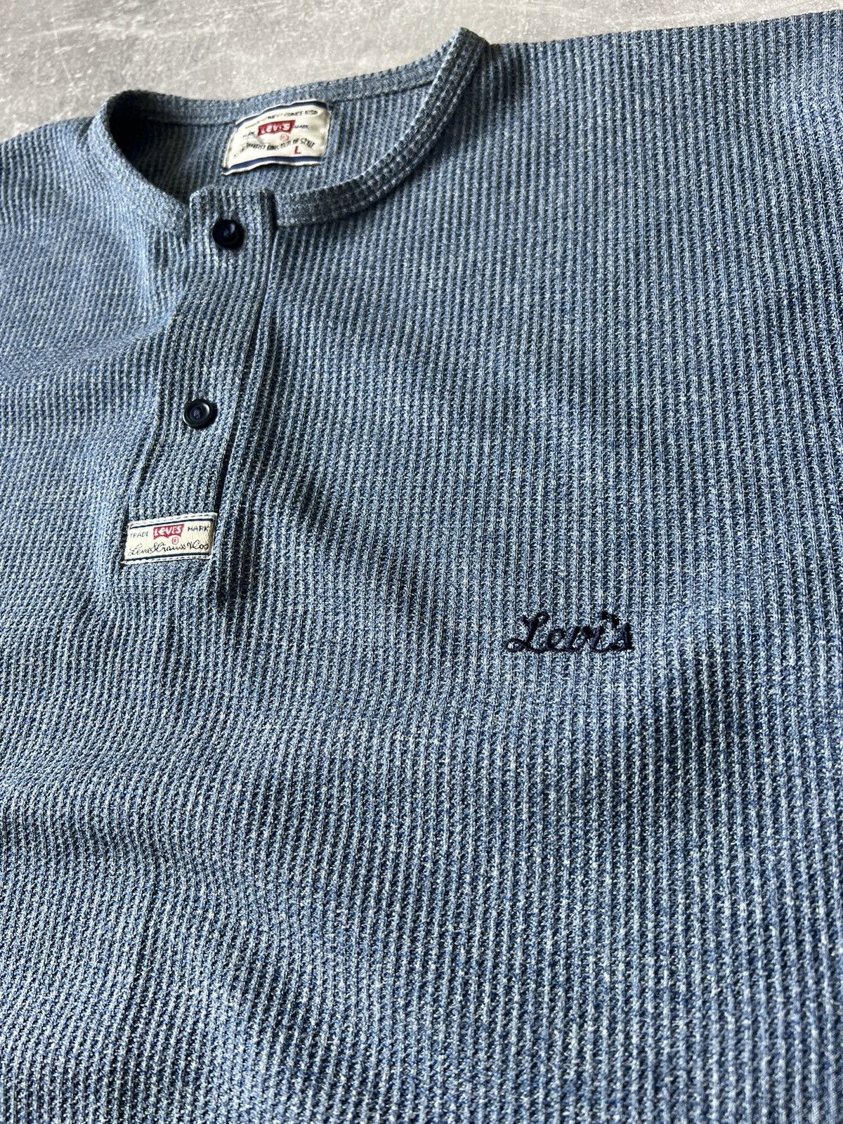 Levi's 90S Vintage Levis Blue T Shirt Size L Size US L / EU 52-54 / 3 - 3 Thumbnail