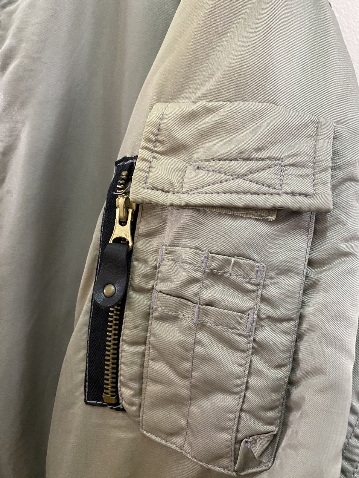 FADDED VINTAGE BOMBER JACKET DISTRESSED SILVER