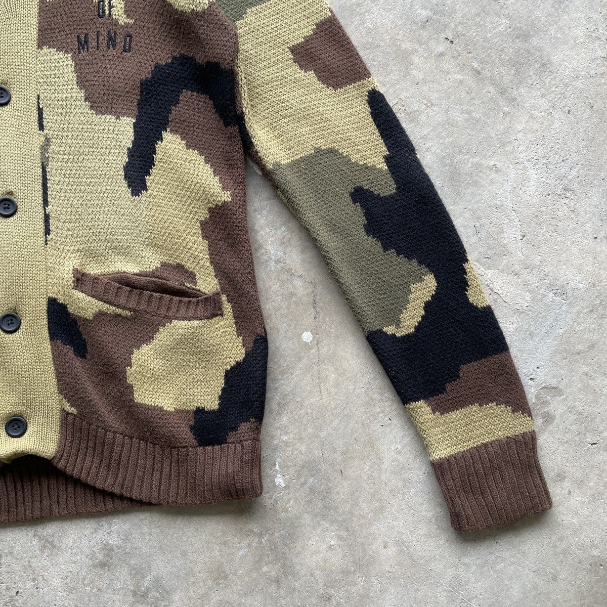 Japanese Brand Vintage Tommy Kanye West Camo Style Cardigan Knitwear RARE Size US M / EU 48-50 / 2 - 5 Thumbnail