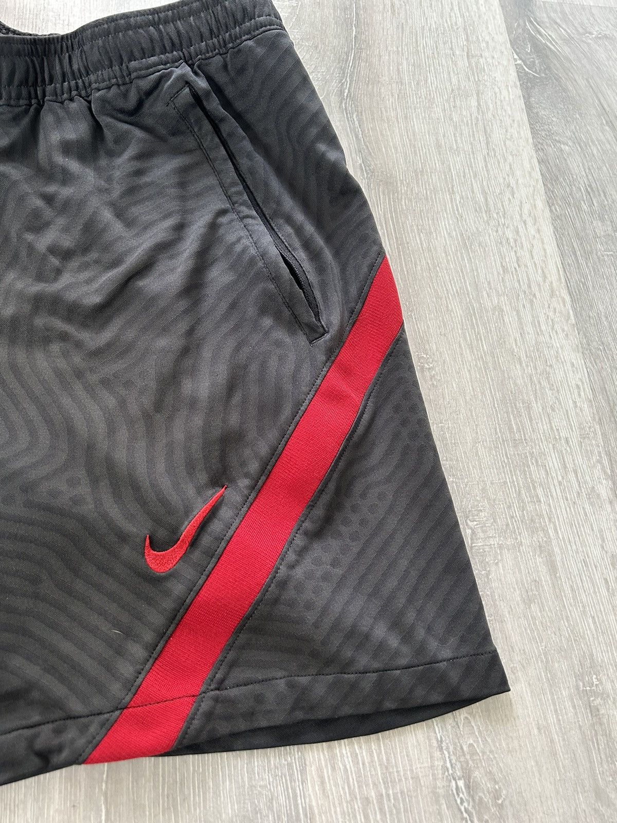 Nike × Vintage Liverpool Nike vintage grey red shorts small swoosh Size US 30 / EU 46 - 3 Thumbnail
