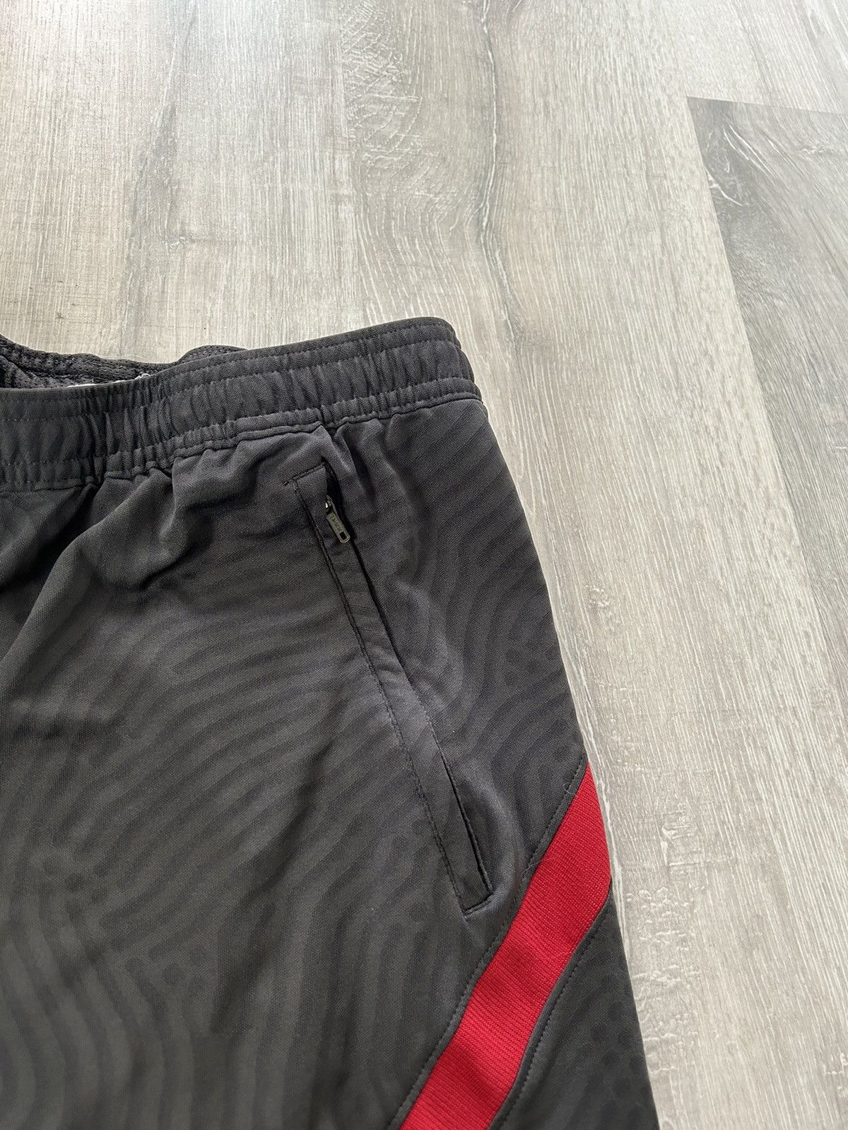 Nike × Vintage Liverpool Nike vintage grey red shorts small swoosh Size US 30 / EU 46 - 4 Thumbnail